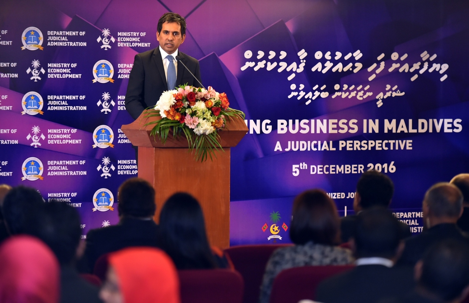 މާލެ: ޑިސެމްބަރު 5، 2016- ވިޔަފާރި އަށް ފަހި މާހައުލެއް ގާއިމުކުރަން ޝަރުއީ ދާއިރާއާ ގުޅިގެން ކުރެވޭނެ ކަންކަމާ ގުޅޭ ގޮތުން މަޝްވަރާ ކުރުމަށް ބާއްވާ މަހާސިންތާ ފެށުމުގެ ރަސްމިއްޔާތުގައި އިކޮނޮމިކް މިނިސްޓަރު މުހައްމަދު ސައީދު ވާހަކަ ދައްކަވަނީ-- ފޮޓޯ: ރައީސް އޮފީސް