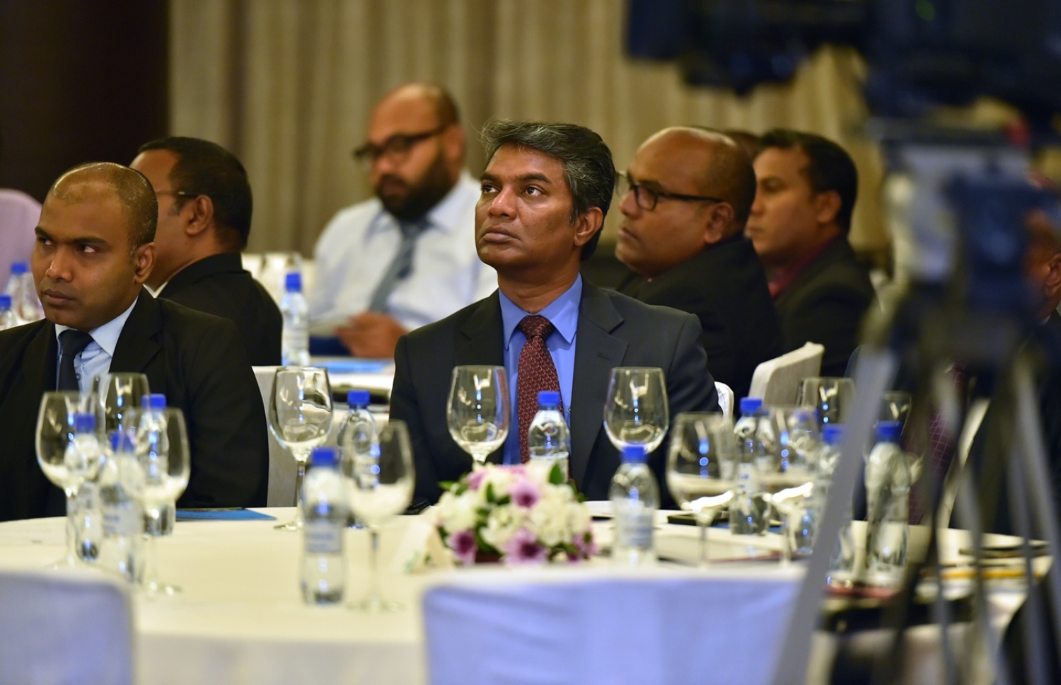 މާލެ: ޑިސެމްބަރު 5، 2016- ވިޔަފާރި އަށް ފަހި މާހައުލެއް ގާއިމުކުރަން ޝަރުއީ ދާއިރާއާ ގުޅިގެން ކުރެވޭނެ ކަންކަމާ ގުޅޭ ގޮތުން މަޝްވަރާ ކުރުމަށް ބާއްވާ މަހާސިންތާ ފެށުމުގެ ރަސްމިއްޔާތުގައި ބައެއް ބޭފުޅުން ބައިވެރިވެވަޑައިގަންނަވަނީ.---ފޮޓޯ: ރައީސް އޮފީސް