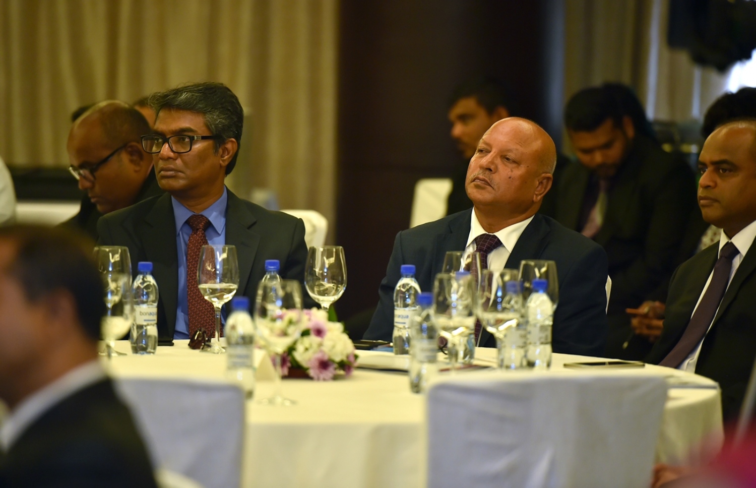 މާލެ: ޑިސެމްބަރު 5، 2016- ވިޔަފާރި އަށް ފަހި މާހައުލެއް ގާއިމުކުރަން ޝަރުއީ ދާއިރާއާ ގުޅިގެން ކުރެވޭނެ ކަންކަމާ ގުޅޭ ގޮތުން މަޝްވަރާ ކުރުމަށް ބާއްވާ މަހާސިންތާ ފެށުމުގެ ރަސްމިއްޔާތުގައި ބައެއް ބޭފުޅުން ބައިވެރިވެވަޑައިގަންނަވަނީ.---ފޮޓޯ: ރައީސް އޮފީސް