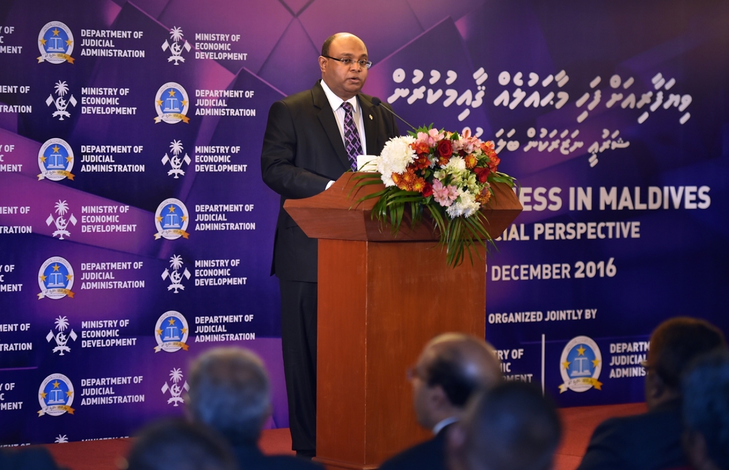 މާލެ: ޑިސެމްބަރު 5، 2016- ވިޔަފާރި އަށް ފަހި މާހައުލެއް ގާއިމުކުރަން ޝަރުއީ ދާއިރާއާ ގުޅިގެން ކުރެވޭނެ ކަންކަމާ ގުޅޭ ގޮތުން މަޝްވަރާ ކުރުމަށް ބާއްވާ މަހާސިންތާ ފެށުމުގެ ރަސްމިއްޔާތުގައި އުއްތަމަ ފަނޑިޔާރު އަބްދުﷲ ސައީދު ވާހަކަފުޅު ދައްކަވަނީ.---ފޮޓޯ: ރައީސް އޮފީސް