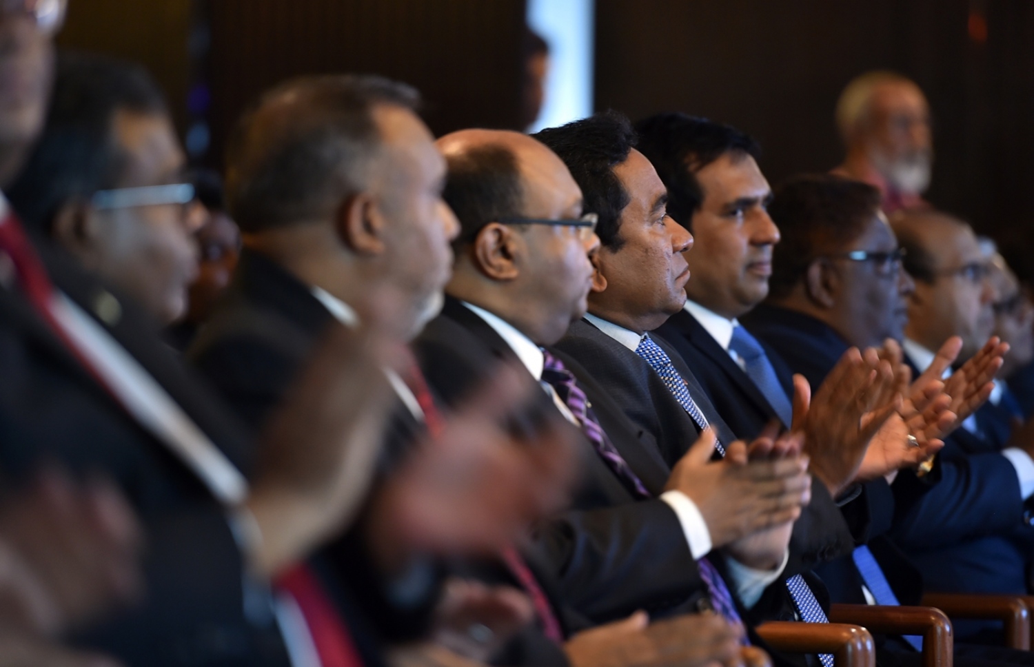 މާލެ: ޑިސެމްބަރު 5، 2016- ވިޔަފާރި އަށް ފަހި މާހައުލެއް ގާއިމުކުރަން ޝަރުއީ ދާއިރާއާ ގުޅިގެން ކުރެވޭނެ ކަންކަމާ ގުޅޭ ގޮތުން މަޝްވަރާ ކުރުމަށް ބާއްވާ މަހާސިންތާ ފެށުމުގެ ރަސްމިއްޔާތުގައި ރައީސް ޔާމީނާއި އުއްތަމަ ފަނޑިޔާރު އަބްދުﷲ ސައީދު އަދި ސުޕްރީމް ކޯޓުގެ އެހެން ފަނޑިޔާރުންނާއި އިކޮނޮމިކް މިނިސްޓަރު ސައީދު ބައިވެރިވެވަޑައިގަންނަވަނީ.---ފޮޓޯ: ރައީސް އޮފީސް