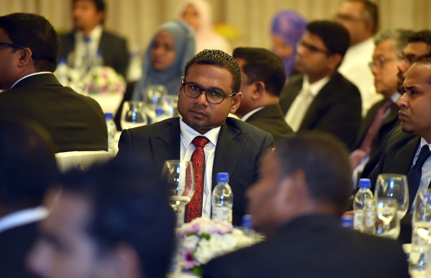 މާލެ: ޑިސެމްބަރު 5، 2016- ވިޔަފާރި އަށް ފަހި މާހައުލެއް ގާއިމުކުރަން ޝަރުއީ ދާއިރާއާ ގުޅިގެން ކުރެވޭނެ ކަންކަމާ ގުޅޭ ގޮތުން މަޝްވަރާ ކުރުމަށް ބާއްވާ މަހާސިންތާ ފެށުމުގެ ރަސްމިއްޔާތުގައި ބައެއް ބޭފުޅުން ބައިވެރިވެވަޑައިގަންނަވަނީ.---ފޮޓޯ: ރައީސް އޮފީސް