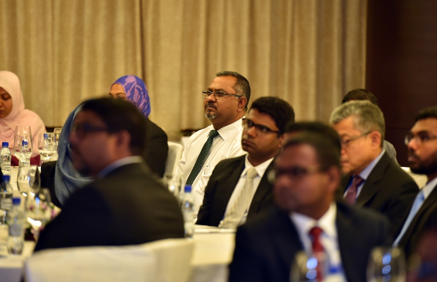 މާލެ: ޑިސެމްބަރު 5، 2016- ވިޔަފާރި އަށް ފަހި މާހައުލެއް ގާއިމުކުރަން ޝަރުއީ ދާއިރާއާ ގުޅިގެން ކުރެވޭނެ ކަންކަމާ ގުޅޭ ގޮތުން މަޝްވަރާ ކުރުމަށް ބާއްވާ މަހާސިންތާ ފެށުމުގެ ރަސްމިއްޔާތުގައި ބައެއް ބޭފުޅުން ބައިވެރިވެވަޑައިގަންނަވަނީ.---ފޮޓޯ: ރައީސް އޮފީސް