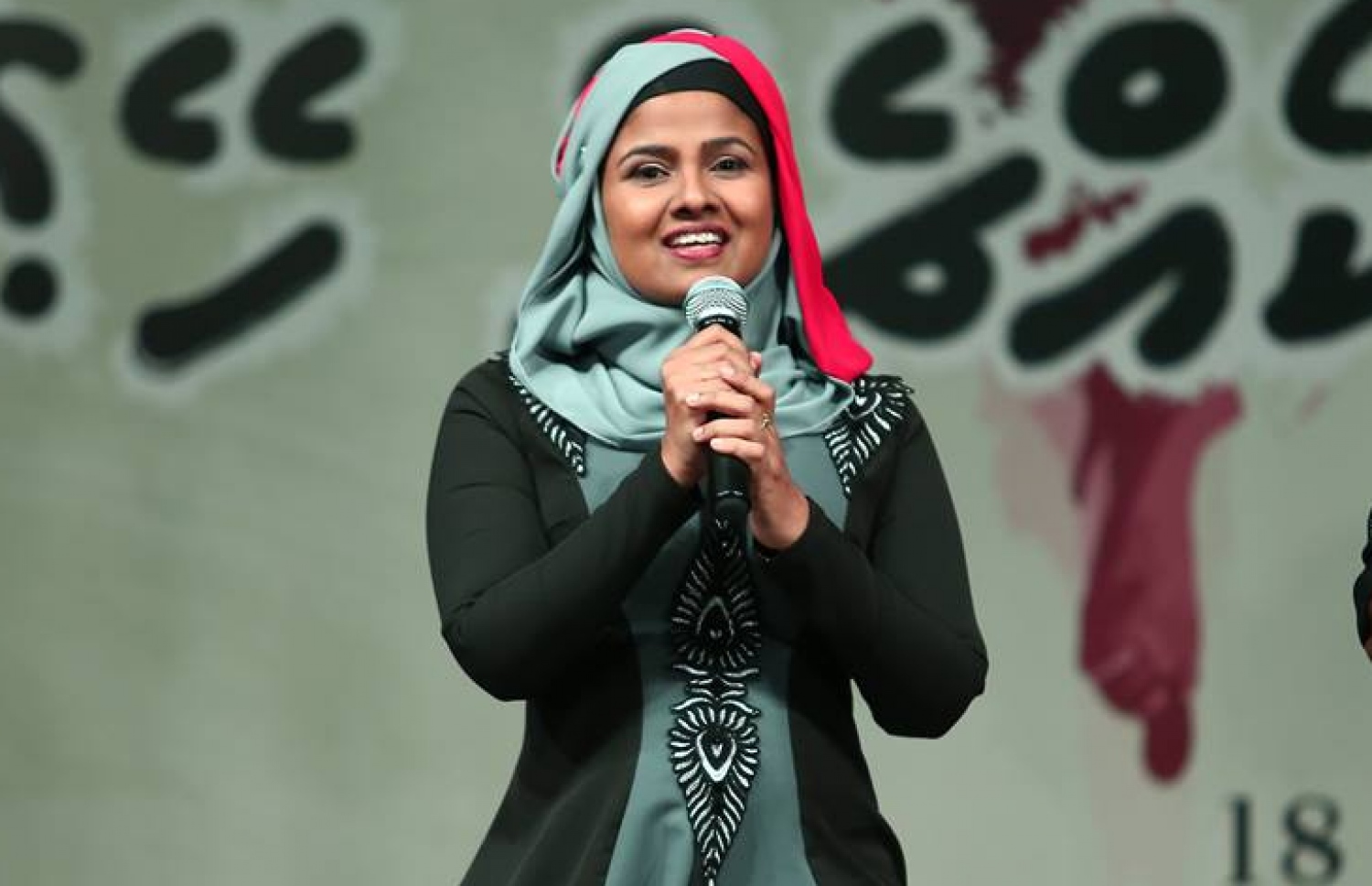 ޑައިރެކްޓަރު/ޕްރޮޑިއުސަރު ނަހުލާ: އެހެން ބަޔަކު "ބީ" ރަޖިސްޓްރީ ކުރީ އޭނާ އަށް ޖެއްސުމަށް ކަމަށް ބުނި