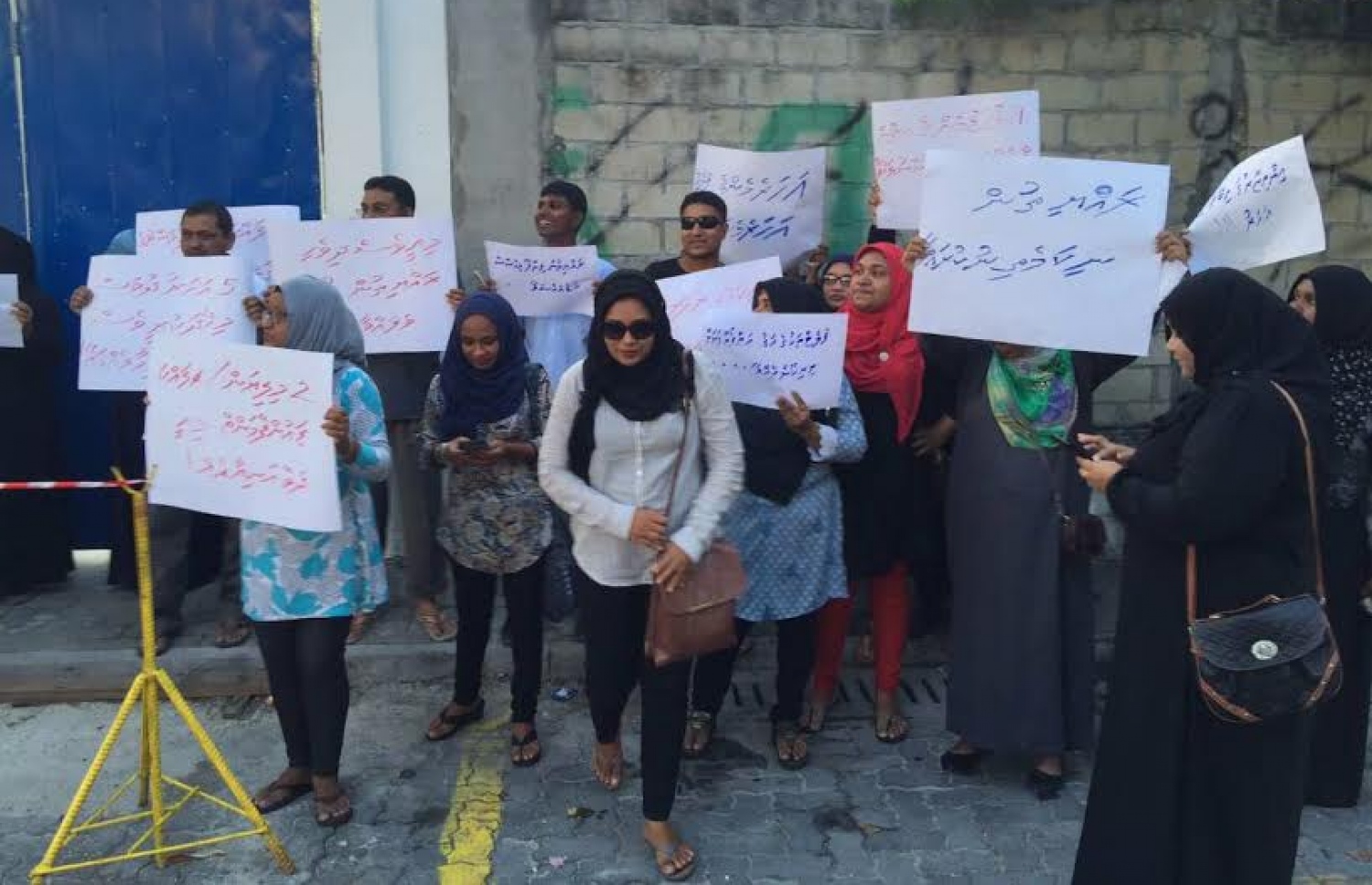 ޓާޓާ ފްލެޓް ލިބުނު މީހުން ގާކޮށި ހުރި ތަނުގައި ހަދާފައިވާ ފްލެޓް ކައިރީގައި މުޒާހަރާ ކުރަނީ: އޭގެ ތެރޭން ގިނަ މީހުންނަށް ފްލެޓް ލިބޭނެ ކަމުގެ އުއްމީދެއް ނެތް