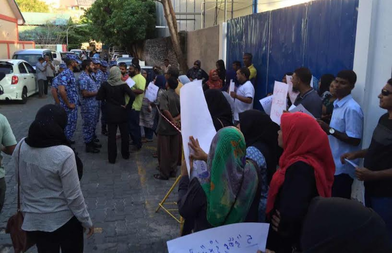 ގާކޮށި ހުރި ތަނުގައި ހަދާފައިވާ ފްލެޓް ކައިރީގައި މީގެ ދުވަސްކޮޅެއް ކުރިން ކުރި ހިމޭން މުޒާހަރާ: ފްލެޓްތަކުގެ މައްސަލާގައި އުފެދިފައިވާ ކަންބޮޑުވުންތައް ގިނަ