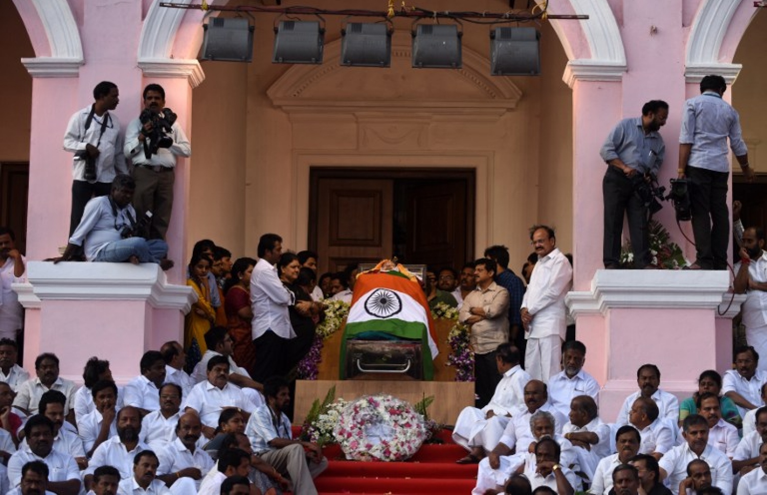 ޖަޔަލަލިތާ އަށް އެންމެ ފަހުގެ އިހްތިރާމް އަދާ ކުރަނީ. --ފޮޓޯ:އޭއެފްޕީ