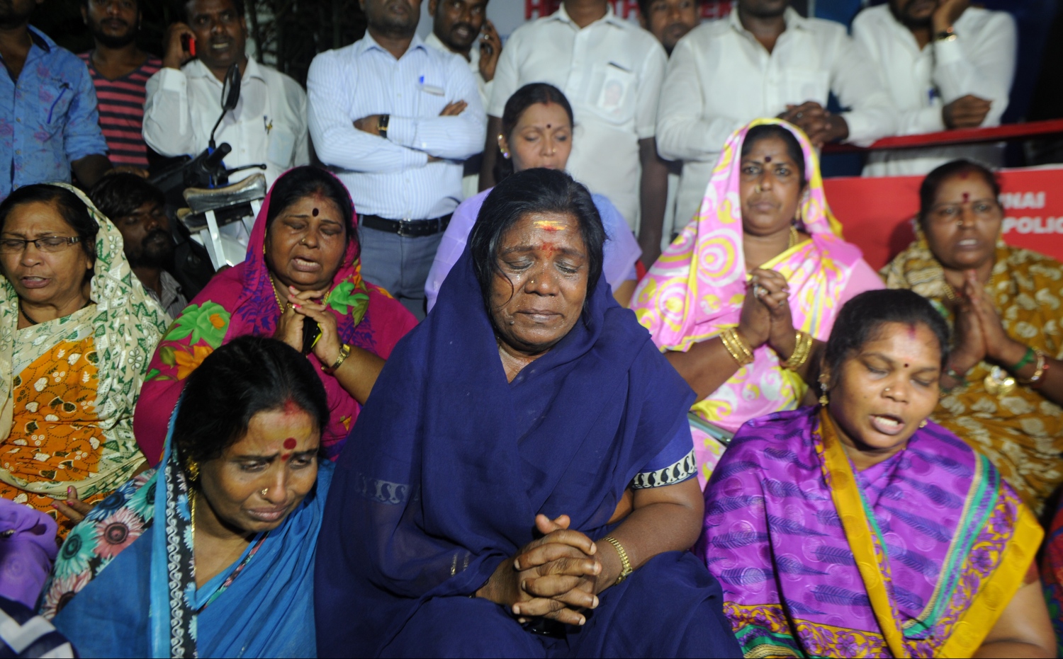 އިންޑިއާ، ޓެމިލް ނާޑޫ: ޑިސެމްބަރު 6، 2016: އިންޑިއާގެ އެންމެ މަޝްހޫރު އަދި އެންމެ ނުފޫޒުގަދަ އެއް ސިޔާސީ ޝަހުސިއްޔަތު ކަމަށްވާ ޓަމިލް ނާޑޫ ސްޓޭޓުގެ ޗީފް މިނިސްޓަރު ޖަޔަރާމް ޖަޔަލަލިތާ އަވަހާރަވުމާ ގުޅިގެން ހޮސްޕިޓަލް ބޭރުގައި އެކަމަނާއަށް ސަޕޯޓުކުރާ މީހުން ހިތާމަ ފާޅުކުރަނީ.-- ފޮޓޯ: އޭއެފްޕީ