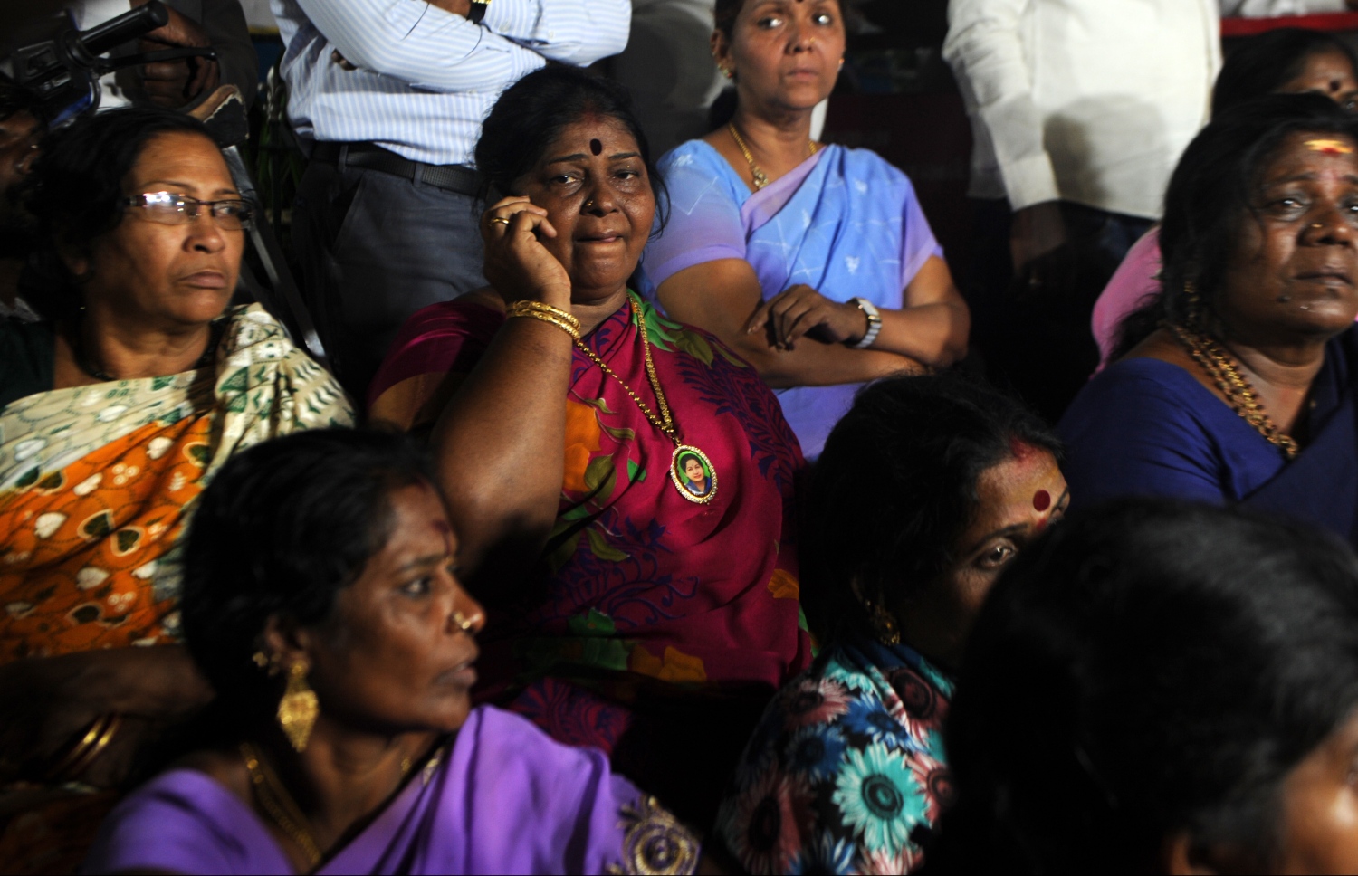 އިންޑިއާ، ޓެމިލް ނާޑޫ: ޑިސެމްބަރު 6، 2016: އިންޑިއާގެ އެންމެ މަޝްހޫރު އަދި އެންމެ ނުފޫޒުގަދަ އެއް ސިޔާސީ ޝަހުސިއްޔަތު ކަމަށްވާ ޓަމިލް ނާޑޫ ސްޓޭޓުގެ ޗީފް މިނިސްޓަރު ޖަޔަރާމް ޖަޔަލަލިތާ އަވަހާރަވުމާ ގުޅިގެން ހޮސްޕިޓަލް ބޭރުގައި އެކަމަނާއަށް ސަޕޯޓުކުރާ މީހުން ހިތާމަ ފާޅުކުރަނީ.-- ފޮޓޯ: އޭއެފްޕީ