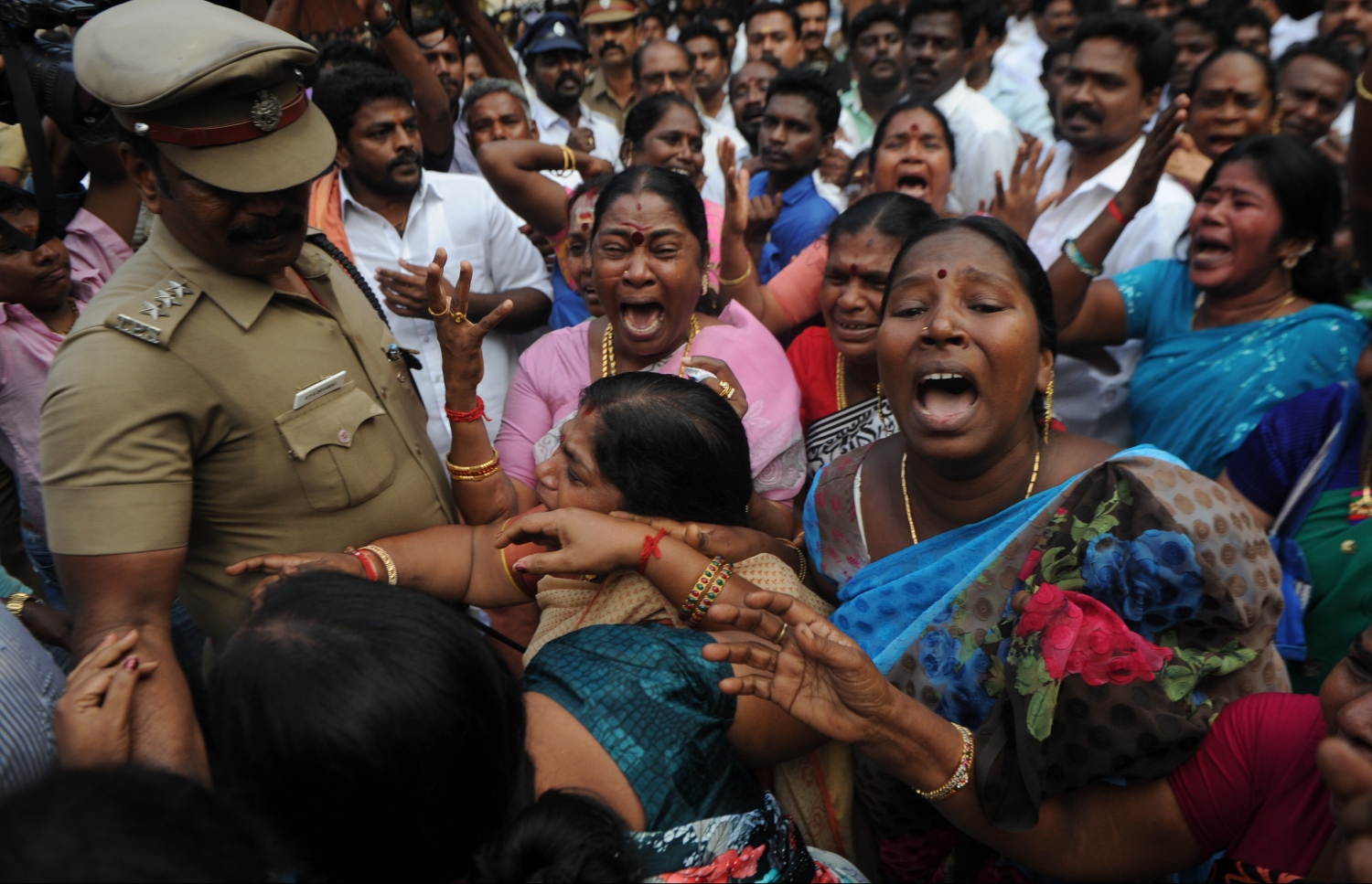 އިންޑިއާ، ޓެމިލް ނާޑޫ: ޑިސެމްބަރު 6، 2016: އިންޑިއާގެ އެންމެ މަޝްހޫރު އަދި އެންމެ ނުފޫޒުގަދަ އެއް ސިޔާސީ ޝަހުސިއްޔަތު ކަމަށްވާ ޓަމިލް ނާޑޫ ސްޓޭޓުގެ ޗީފް މިނިސްޓަރު ޖަޔަރާމް ޖަޔަލަލިތާ އަވަހާރަވުމާ ގުޅިގެން ހޮސްޕިޓަލް ބޭރުގައި އެކަމަނާއަށް ސަޕޯޓުކުރާ މީހުން ހިތާމަ ފާޅުކުރަނީ.-- ފޮޓޯ: އޭއެފްޕީ