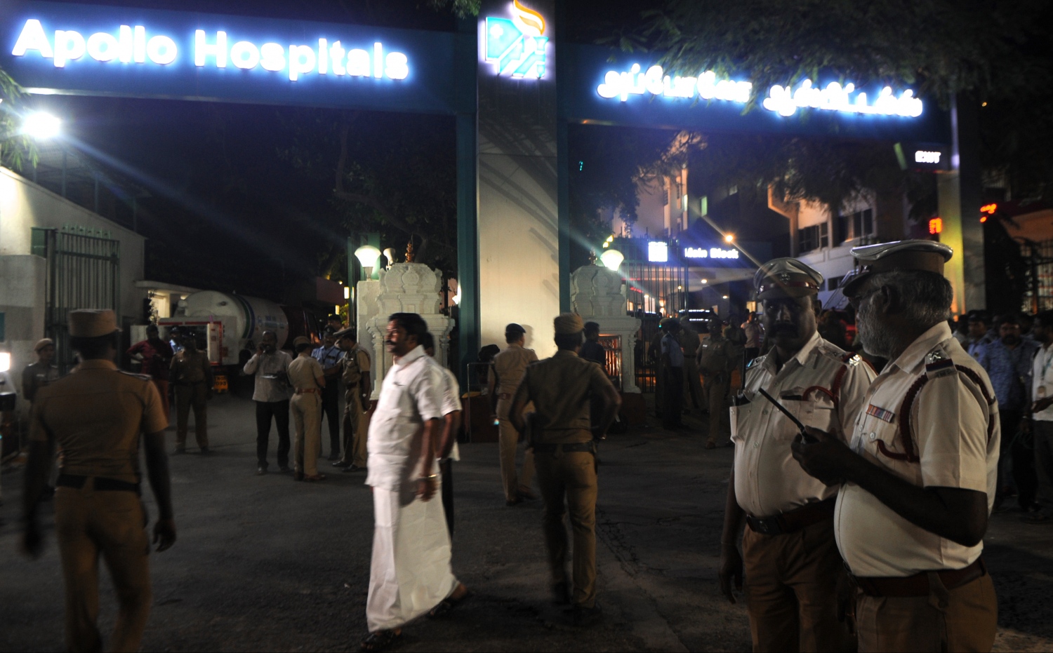 އިންޑިއާ، ޓެމިލް ނާޑޫ: ޑިސެމްބަރު 6، 2016: އިންޑިއާގެ އެންމެ މަޝްހޫރު އަދި އެންމެ ނުފޫޒުގަދަ އެއް ސިޔާސީ ޝަހުސިއްޔަތު ކަމަށްވާ ޓަމިލް ނާޑޫ ސްޓޭޓުގެ ޗީފް މިނިސްޓަރު ޖަޔަރާމް ޖަޔަލަލިތާ އަވަހާރަވުމާ ގުޅިގެން ހޮސްޕިޓަލް ބޭރުގައި އެކަމަނާއަށް ސަޕޯޓުކުރާ މީހުން ހިތާމަ ފާޅުކުރަނީ.-- ފޮޓޯ: އޭއެފްޕީ