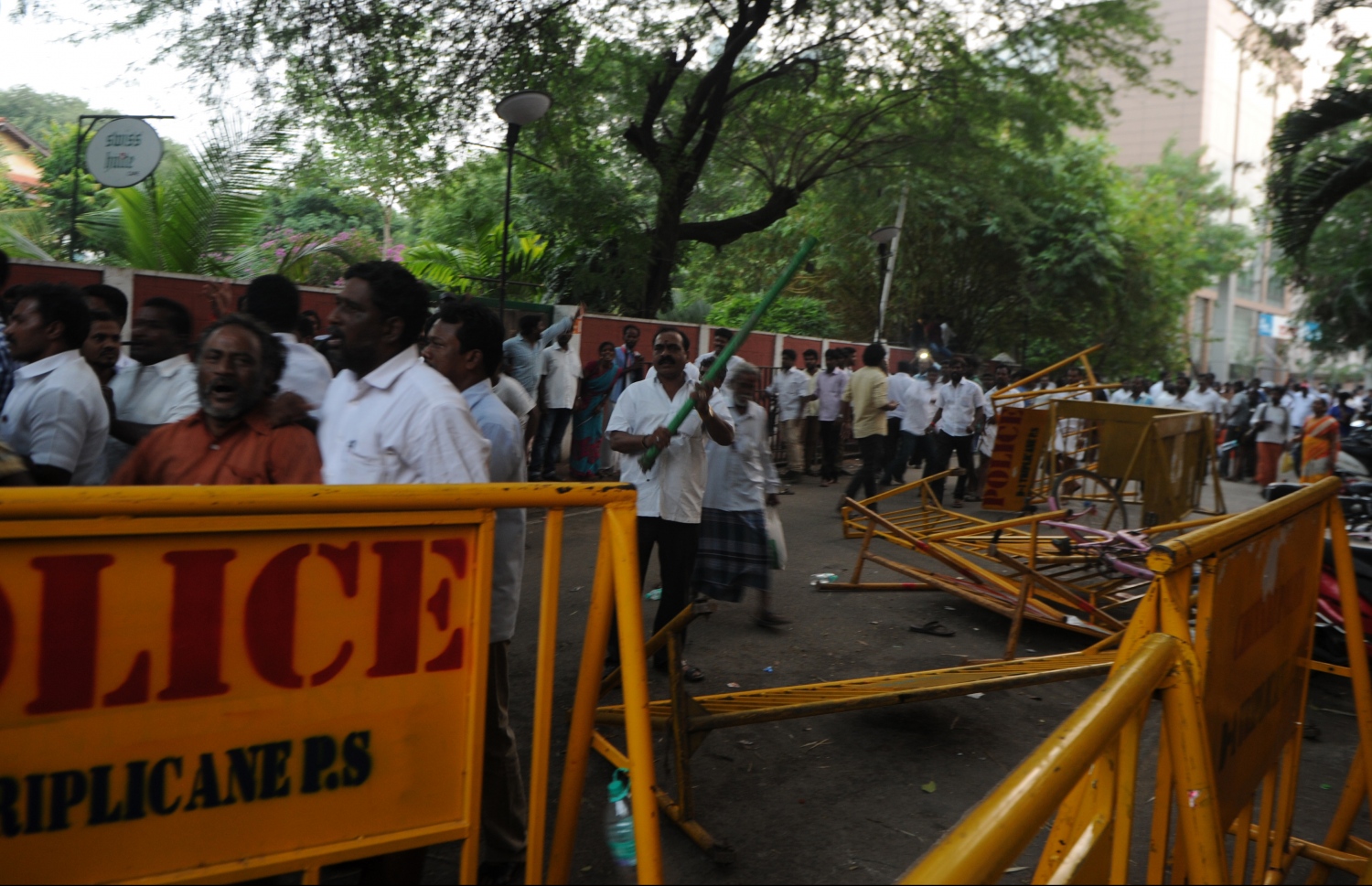 އިންޑިއާ، ޓެމިލް ނާޑޫ: ޑިސެމްބަރު 6، 2016: އިންޑިއާގެ އެންމެ މަޝްހޫރު އަދި އެންމެ ނުފޫޒުގަދަ އެއް ސިޔާސީ ޝަހުސިއްޔަތު ކަމަށްވާ ޓަމިލް ނާޑޫ ސްޓޭޓުގެ ޗީފް މިނިސްޓަރު ޖަޔަރާމް ޖަޔަލަލިތާ އަވަހާރަވުމާ ގުޅިގެން ހޮސްޕިޓަލް ބޭރުގައި އެކަމަނާއަށް ސަޕޯޓުކުރާ މީހުން ހިތާމަ ފާޅުކުރަނީ.-- ފޮޓޯ: އޭއެފްޕީ