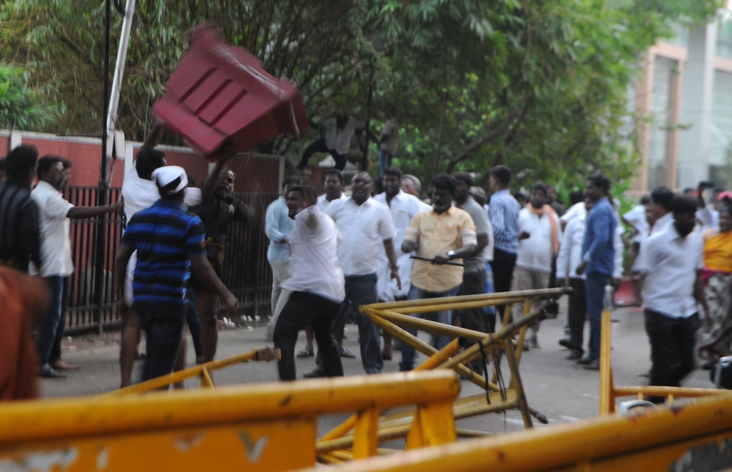 އިންޑިއާ، ޓެމިލް ނާޑޫ: ޑިސެމްބަރު 6، 2016: އިންޑިއާގެ އެންމެ މަޝްހޫރު އަދި އެންމެ ނުފޫޒުގަދަ އެއް ސިޔާސީ ޝަހުސިއްޔަތު ކަމަށްވާ ޓަމިލް ނާޑޫ ސްޓޭޓުގެ ޗީފް މިނިސްޓަރު ޖަޔަރާމް ޖަޔަލަލިތާ އަވަހާރަވުމާ ގުޅިގެން ހޮސްޕިޓަލް ބޭރުގައި އެކަމަނާއަށް ސަޕޯޓުކުރާ މީހުން ހިތާމަ ފާޅުކުރަނީ.-- ފޮޓޯ: އޭއެފްޕީ