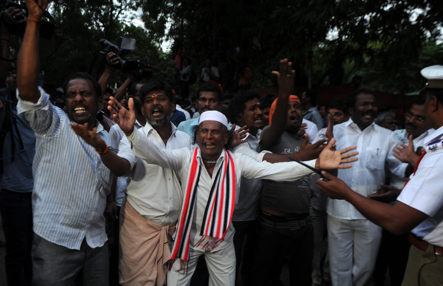 އިންޑިއާ، ޓެމިލް ނާޑޫ: ޑިސެމްބަރު 6، 2016: އިންޑިއާގެ އެންމެ މަޝްހޫރު އަދި އެންމެ ނުފޫޒުގަދަ އެއް ސިޔާސީ ޝަހުސިއްޔަތު ކަމަށްވާ ޓަމިލް ނާޑޫ ސްޓޭޓުގެ ޗީފް މިނިސްޓަރު ޖަޔަރާމް ޖަޔަލަލިތާ އަވަހާރަވުމާ ގުޅިގެން ހޮސްޕިޓަލް ބޭރުގައި އެކަމަނާއަށް ސަޕޯޓުކުރާ މީހުން ނުުރުހުންފާޅުކުރަނީ.-- ފޮޓޯ: އޭއެފްޕީ