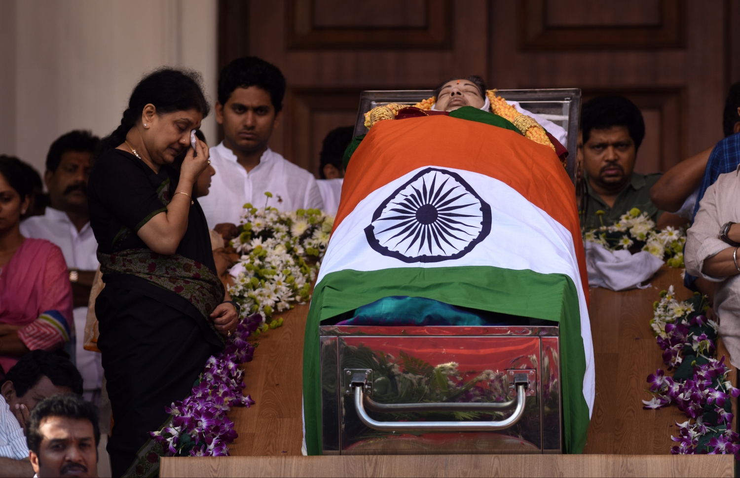 އިންޑިއާ، ޓެމިލް ނާޑޫ: ޑިސެމްބަރު 6، 2016: އިންޑިއާގެ އެންމެ މަޝްހޫރު އަދި އެންމެ ނުފޫޒުގަދަ އެއް ސިޔާސީ ޝަހުސިއްޔަތު ކަމަށްވާ ޓަމިލް ނާޑޫ ސްޓޭޓުގެ ޗީފް މިނިސްޓަރު ޖަޔަރާމް ޖަޔަލަލިތާ އަވަހާރަވުމާ ގުޅިގެން ޗެންނާއީގެ ރަޖާޖީ ހޯލުގައި ބޭއްވި މޫނު ދައްކާލުމުގައި އެކަމަނާގެ ބައެއް ސަޕޯޓަރުންނާއި މިނިސްޓަރުން ބައިވެރިވެ ވަޑައިގަންނަވަނީ.-- ފޮޓޯ: އޭއެފްޕީ