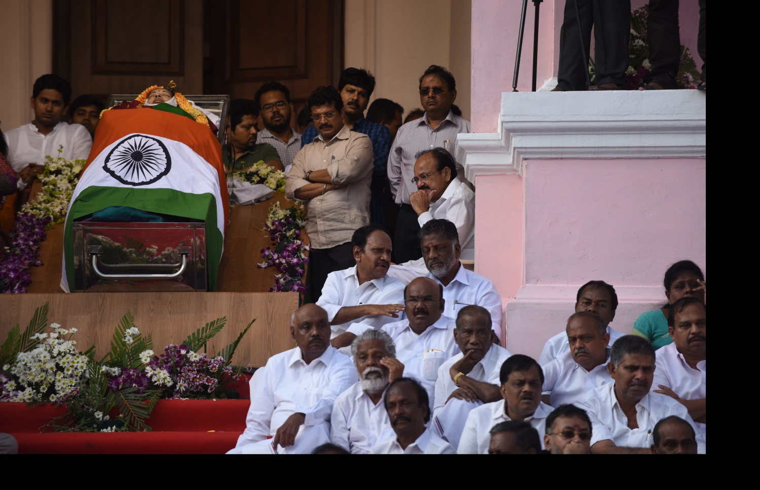 އިންޑިއާ، ޓެމިލް ނާޑޫ: ޑިސެމްބަރު 6، 2016: އިންޑިއާގެ އެންމެ މަޝްހޫރު އަދި އެންމެ ނުފޫޒުގަދަ އެއް ސިޔާސީ ޝަހުސިއްޔަތު ކަމަށްވާ ޓަމިލް ނާޑޫ ސްޓޭޓުގެ ޗީފް މިނިސްޓަރު ޖަޔަރާމް ޖަޔަލަލިތާ އަވަހާރަވުމާ ގުޅިގެން ޗެންނާއީގެ ރަޖާޖީ ހޯލުގައި ބޭއްވި މޫނު ދައްކާލުމުގައި އެކަމަނާގެ ބައެއް ސަޕޯޓަރުންނާއި މިނިސްޓަރުން ބައިވެރިވެ ވަޑައިގަންނަވަނީ.-- ފޮޓޯ: އޭއެފްޕީ