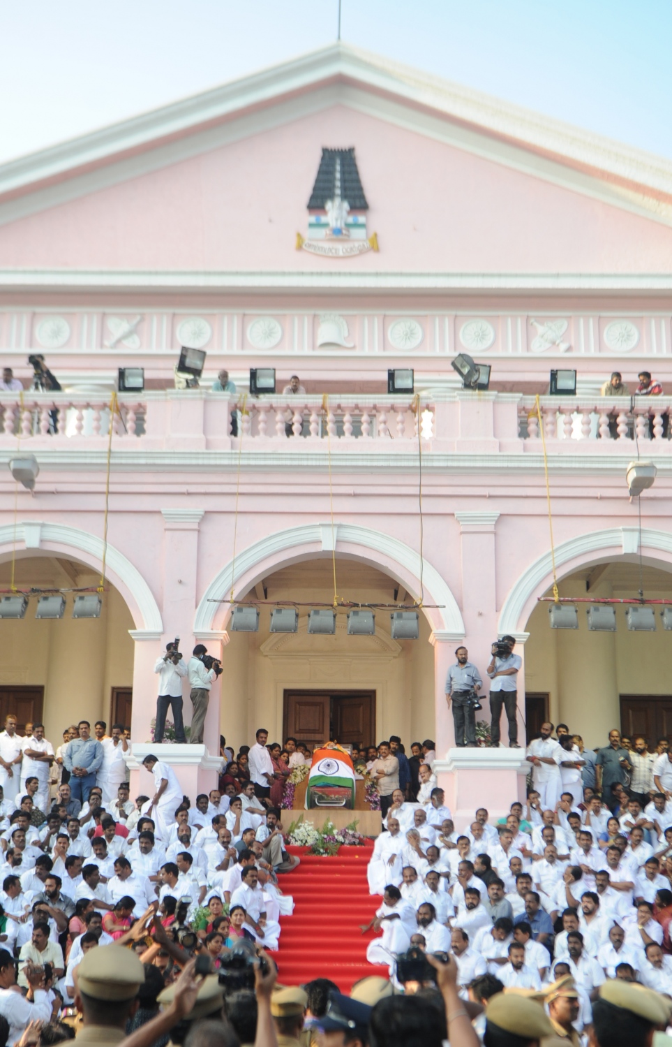 އިންޑިއާ، ޓެމިލް ނާޑޫ: ޑިސެމްބަރު 6، 2016: އިންޑިއާގެ އެންމެ މަޝްހޫރު އަދި އެންމެ ނުފޫޒުގަދަ އެއް ސިޔާސީ ޝަހުސިއްޔަތު ކަމަށްވާ ޓަމިލް ނާޑޫ ސްޓޭޓުގެ ޗީފް މިނިސްޓަރު ޖަޔަރާމް ޖަޔަލަލިތާ އަވަހާރަވުމާ ގުޅިގެން ޗެންނާއީގެ ރަޖާޖީ ހޯލުގައި ބޭއްވި މޫނު ދައްކާލުމުގައި އިންޑިއާގެ ބައެއް ސަޕޯޓަރުންނާއި މިނިސްޓަރުން ބައިވެރިވެ ވަޑައިގަންނަވަނީ.-- ފޮޓޯ: އޭއެފްޕީ