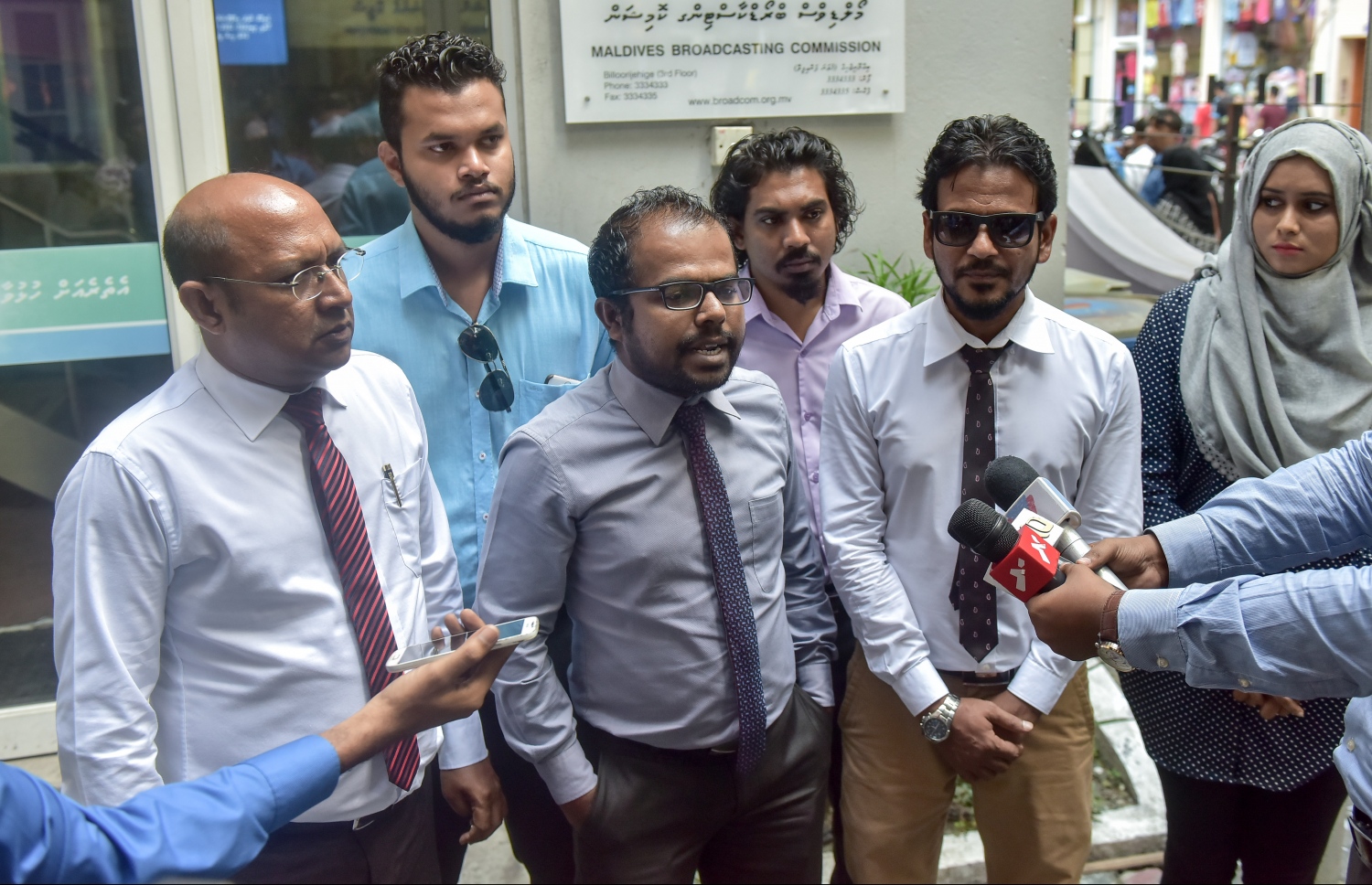 ފިޔާޒު ވާހަކަ ދައްކަވަނީ: ދައުވާ އަނބުރާ ގެންދަން އޭނާ ގޮވާލި --މިހާރު ފޮޓޯ/ނިިޝާން އަލީ