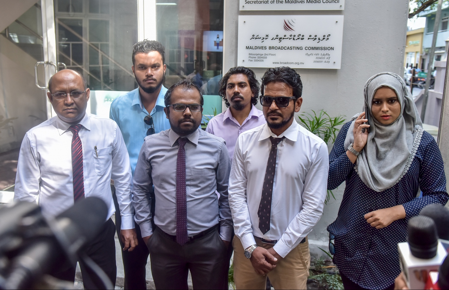 ރާއްޖެ ޓީވީގެ އިސް ބޭފުޅުންނާ އެކު ދައުވާ އުފުލިފައިވާ ބައެއް ނޫސްވެރިން ލޯޔަރާ އެކު -- ފޮޓޯ: މިހާރު