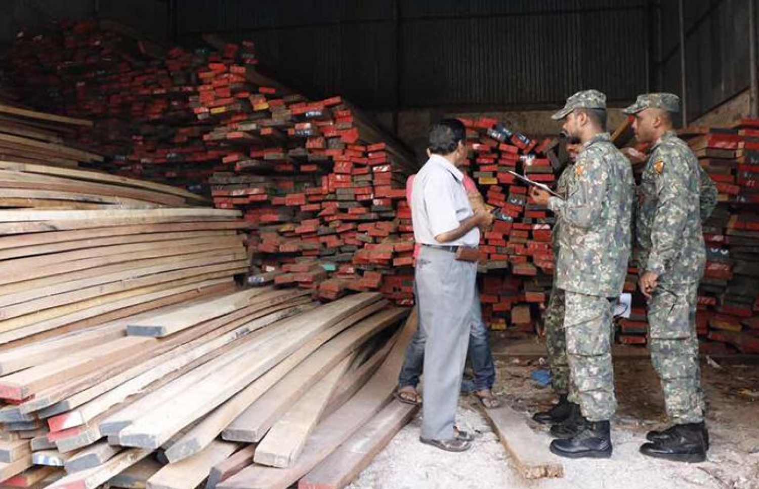 މާލޭގައި ހުރި ލަކުޑި ގުދަނެއް ސިފައިން ޗެކް ކުރަނީ.---ފޮޓޯ: އެމްއެންޑީއެފް