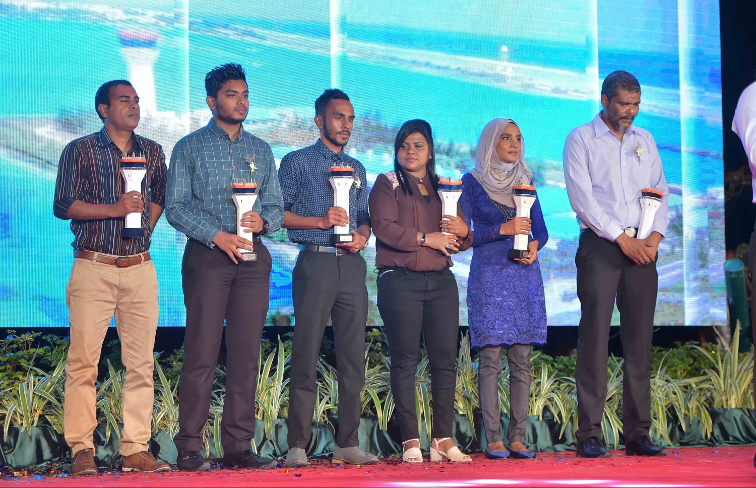 އެމްއޭސީއެލްގެ މުވައްޒަފުންގެ ތެރެއިން "އެމްޑީ އެވޯޑް" މިރޭ ހާސިލްކުރި ބައެއް މީހުން އެވޯޑާ އެކު ސްޓޭޖުމަތީގައި.---ފޮޓޯ: މުހައްމަދު ޝަރުހާން/މިހާރު