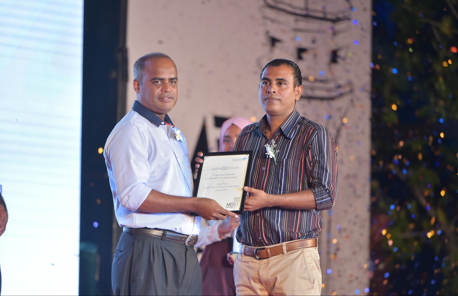 އެމްއޭސީއެލްގެ މުވައްޒަފުންނަށް "އެމްޑީ އެވޯޑް" ދިނުމަށް މިރޭ ބޭއްވި ހަފުލާގައި، އެ ކުންފުނީގެ މުވައްޒަފަކަށް އެމްޑީ އާދިލް އެވޯޑް ދެއްވަނީ.---ފޮޓޯ: މުހައްމަދު ޝަރުހާން/ިހާރު