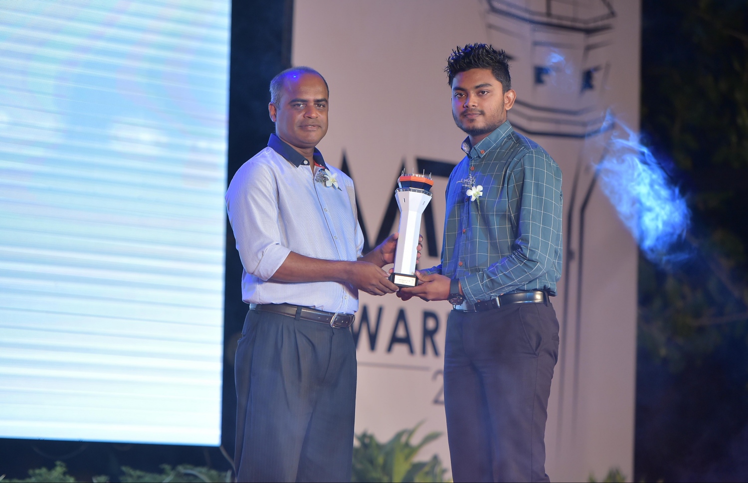 އެމްއޭސީއެލްގެ މުވައްޒަފަކަށް އެ ކުންފުނީގެ އެމްޑީ އާދިލް "އެމްޑީ އެވޯޑް" މިރޭ ދެއްވަނީ: މިއީ އެމްއޭސީއެލްގައި މި އަހަރު އަލަށް ތައާރަފުކުރި އެވޯޑެއް.---ފޮޓޯ: މުހައްމަދު ޝަރުހާން/މިހާރު