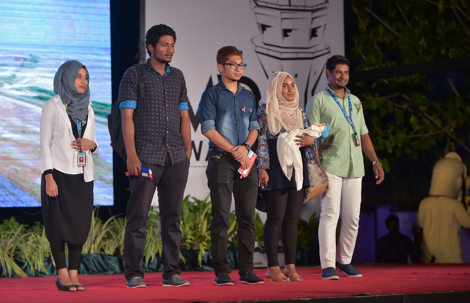 އެމްއޭސީއެލްގެ މުވައްޒަފަކަށް އެ ކުންފުނީގެ އެމްޑީ އާދިލް "އެމްޑީ އެވޯޑް" ދިނުމަށް މިރޭ ބޭއްވި ހަފުލާގައި އެ ކުންފުނީގެ ބައެއް މުވައްޒަފުން.---ފޮޓޯ: މުހައްމަދު ޝަރުހާން/މިހާރު