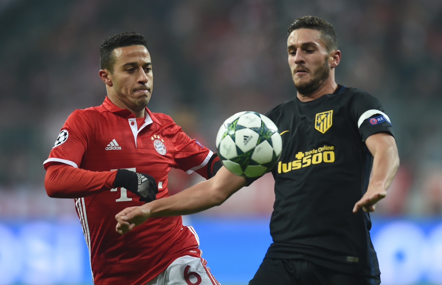 ބަޔާން މިއުނިކުގެ އަލްސަންޓްރާ (ވ) އާއި އެތުލެޓިކޯ މެޑްރިޑުގެ ކޯކޭ ބޯޅައަށް މަސައްކަތްކުރަނީ. --ފޮޓޯ: އޭއެފްޕީ