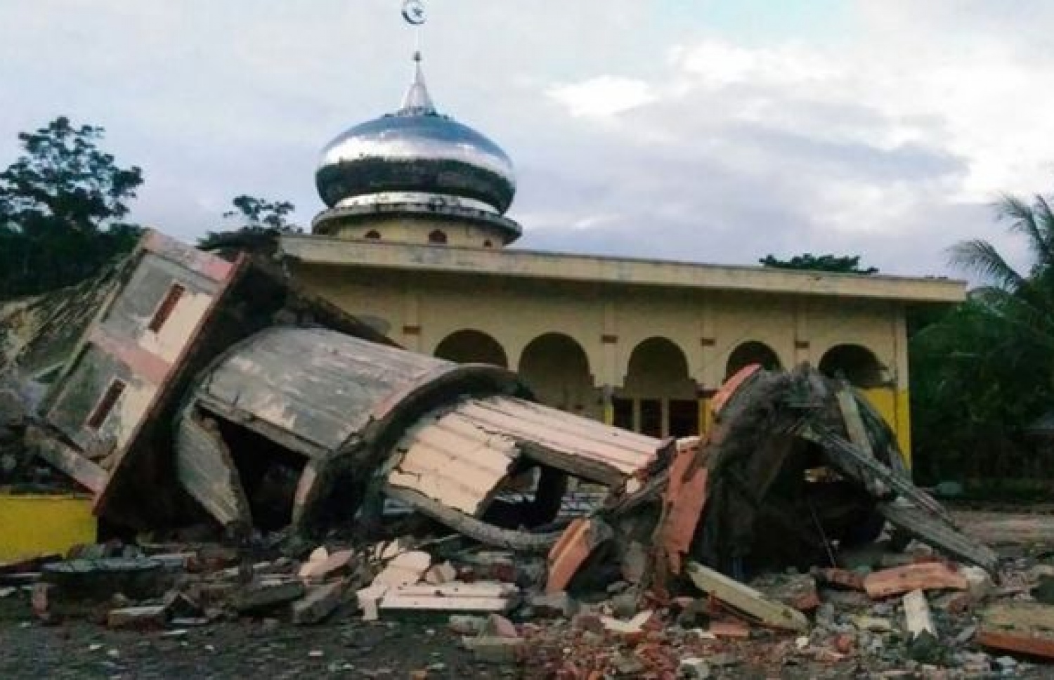 އިންޑޮނީޝިއާގެ އަސޭ އަށް އައި ބިންހެލުމުގައި ބައެއް މިސްކިތްތަކަށް ވެސް ވަނީ ގެއްލުން ލިބިފައި. --ފޮޓޯ:އޭއެފްޕީ