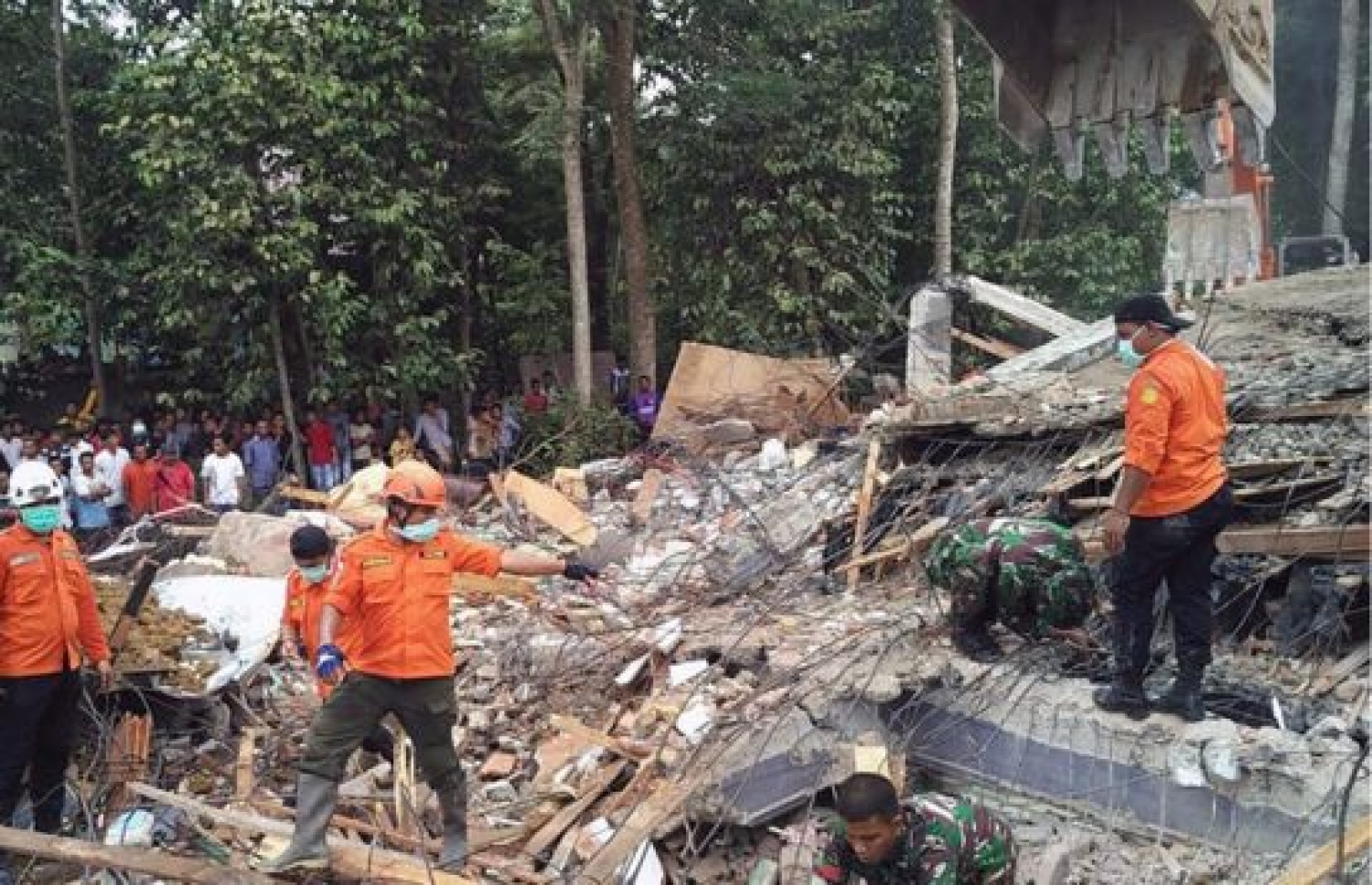 އިންޑޮނީޝިއާ އަށް ބިންހެލުމުގައި އިމާރާތްތަކުގެ ދަށުން މީހުން ހޯދުމުގެ މަސައްކަތް މިހާރު ވަނީ ފަށާފައި. --ފޮޓޯ:އޭއެފްޕީ