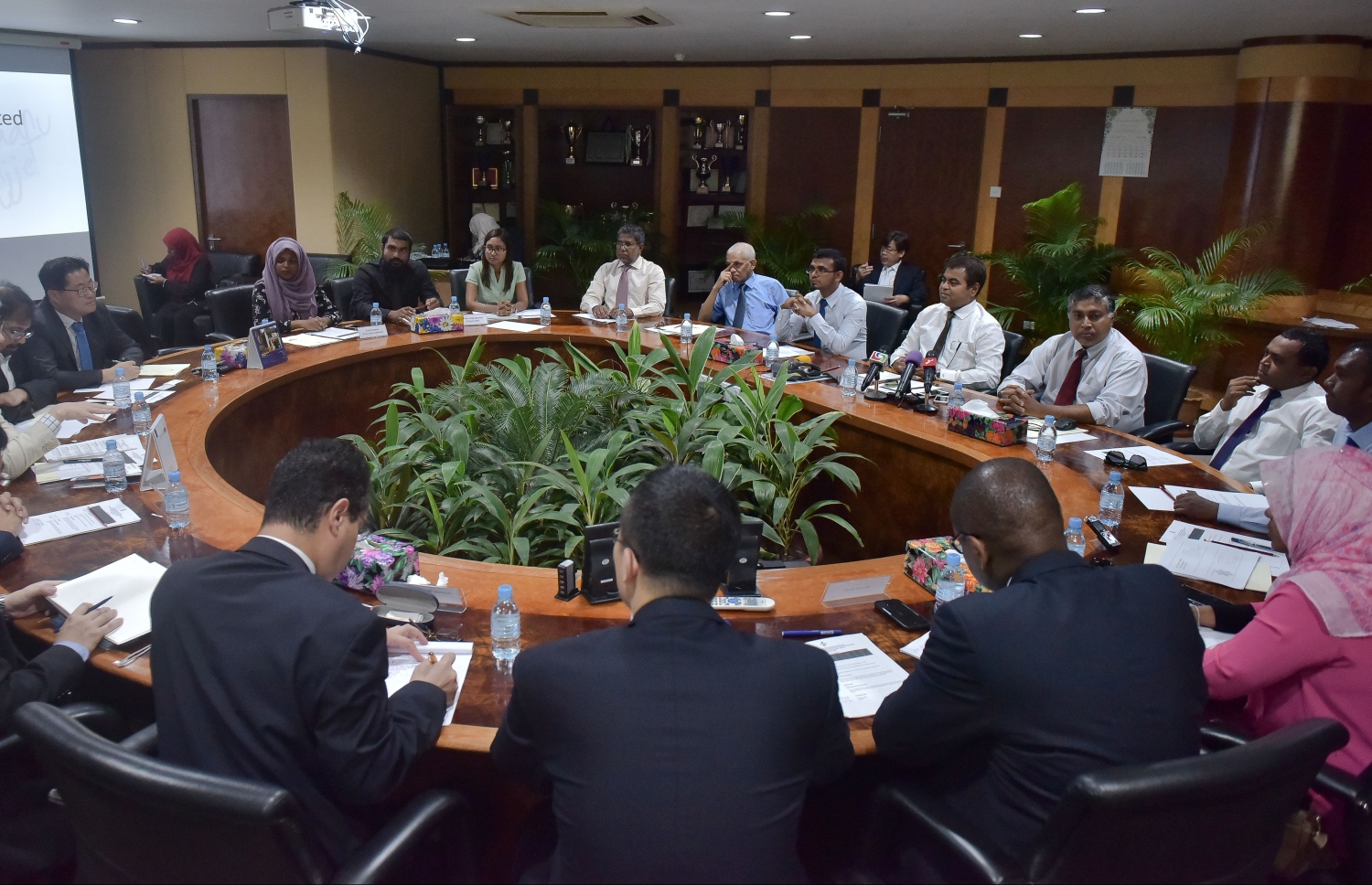 ކުނީގެ މައްސަލަތައް ހައްލު ކުރުމަށް ބޭންކުތައް މެދުވެރިކޮށް މާލީ އެހީ ހޯދުމާ ގުޅޭ މަޝްވަރާތައް ކުރިއަށް ދަނީ. - ފޮޓޯ: ނިޝާން އަލީ/ މިހާރު