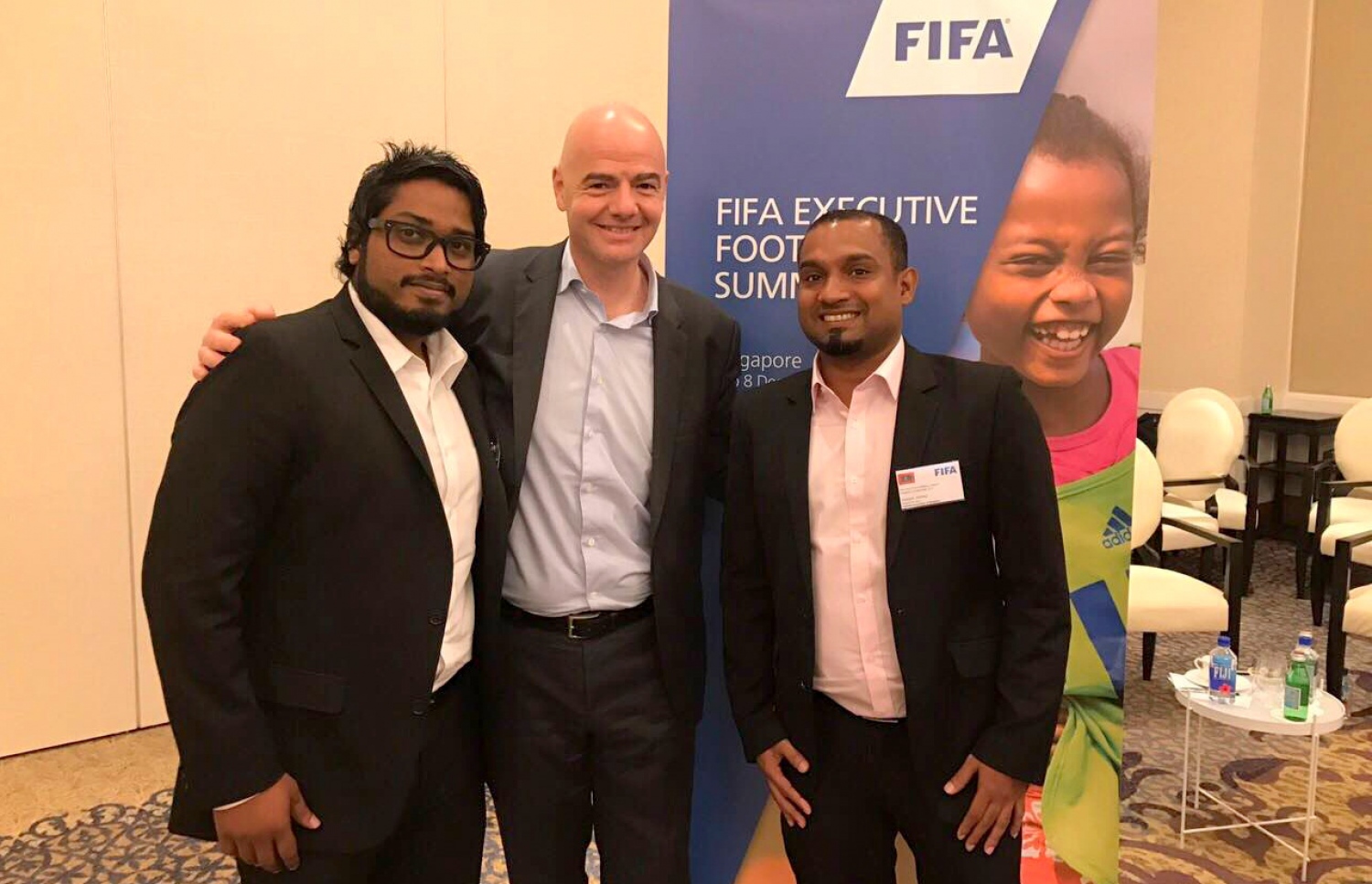 އެފްއޭއެމްގެ ރައީސް ބައްސާމް (ވ) އާއި ޖެނެރަލް ސެކްރެޓަރީ ޖަވާޒް (ކ) ފީފާގެ ރައީސް ޖިއާނީ އިންފަންޓީނޯއާ އެކު.