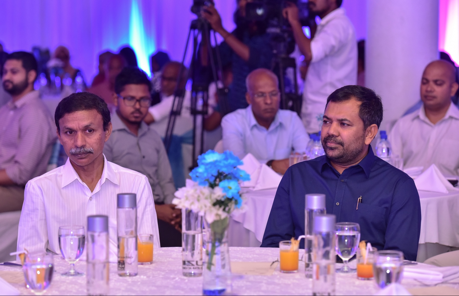 މާލެ: ޑިސެމްބަރު 7، 2016- ބައިނަލްއަގްވާމީ އަދި މަދަނީ ވައިގެ ދަތުރުފަތުރުގެ ދުވަސް ފާހަގަ ކުރުމަށް ދަރުބާރުގޭގައި ބޭއްވި ހަފުލާގައި ޓޫރިޒަމް މިނިސްޓަރު އަދި ސިވިލް އޭވިއޭޝަނާ ހަވާލުވެ ހުންނެވި މިނިސްޓަރު ޒަމީރު (ކ) ބައިވެރިވެވަޑައިގަންނަވަނީ.--- ފޮޓޯ: ނިޝާން އަލީ/ މިހާރު