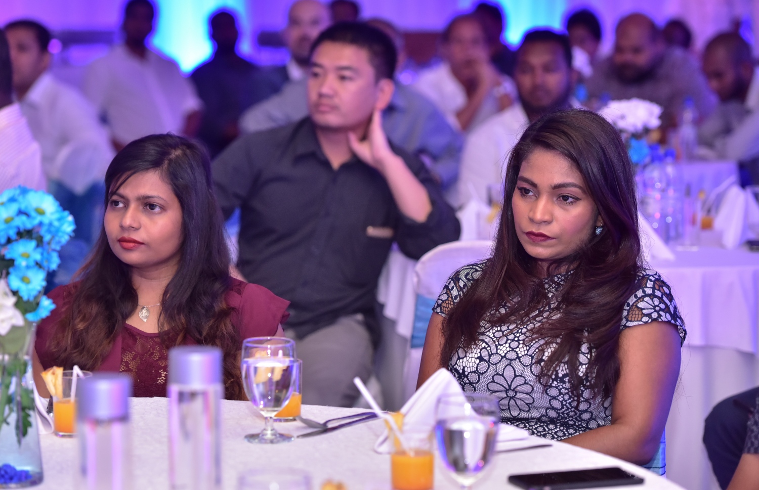 މާލެ: ޑިސެމްބަރު 7، 2016- ބައިނަލްއަގްވާމީ އަދި މަދަނީ ވައިގެ ދަތުރުފަތުރުގެ ދުވަސް ފާހަގަ ކުރުމަށް ދަރުބާރުގޭގައި ބޭއްވި ހަފުލާގައި ބައިވެރިވެވަޑައިގެންނެވި ބައެއް ބޭފުޅުން.--- ފޮޓޯ: ނިޝާން އަލީ/ މިހާރު