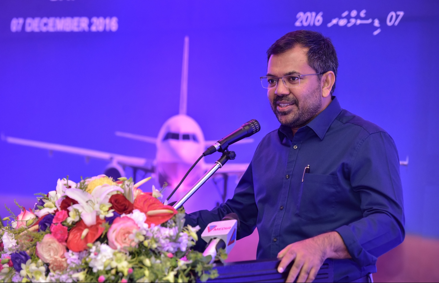 މާލެ: ޑިސެމްބަރު 7، 2016- ބައިނަލްއަގްވާމީ އަދި މަދަނީ ވައިގެ ދަތުރު ފަތުރުގެ ދުވަސް ފާހަގަ ކުރުމަށް ދަރުބާރު ގޭގައި ބޭއްވި ހަފުލާގައި ޓޫރިޒަމް މިނިސްޓަރު އަދި ސިވިލް އޭވިއޭޝަނާ ހަވާލުވެ ހުންނެވި މިނިސްޓަރު މޫސާ ޒަމީރު ވާހަކަ ދައްކަވަނީ.-- ފޮޓޯ: ނިޝާން އަލީ/ މިހާރު