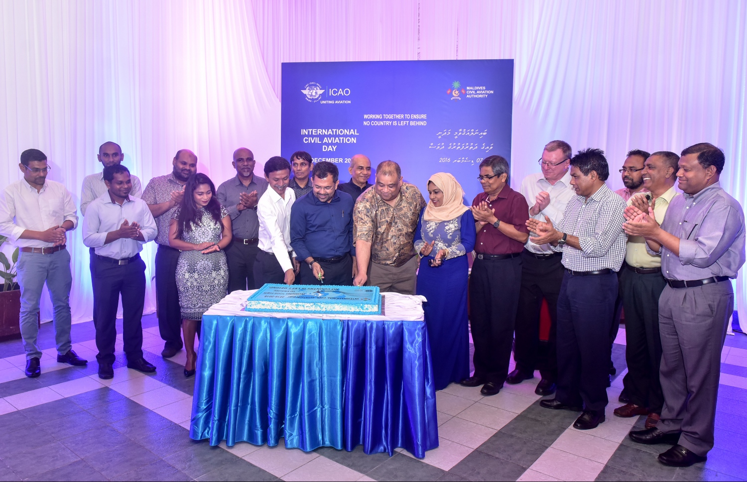 މާލެ: ޑިސެމްބަރު 7، 2016- ބައިނަލްއަގްވާމީ އަދި މަދަނީ ވައިގެ ދަތުރުފަތުރުގެ ދުވަސް ފާހަގަ ކުރުމަށް ދަރުބާރުގޭގައި ބޭއްވި ހަފުލާގައި، ދުވަހާ ގުޅޭ ކޭކެއް ފަޅުއްވަނީ.--- ފޮޓޯ: ނިޝާން އަލީ/ މިހާރު