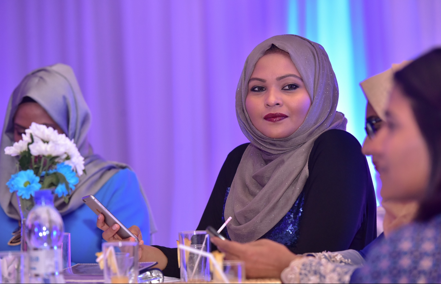 މާލެ: ޑިސެމްބަރު 7، 2016: ބައިނަލްއަގްވާމީ އަދި މަދަނީ ވައިގެ ދަތުރު ފަތުރުގެ ދުވަސް ފާހަގަ ކުރުމަށް ދަރުބާރު ގޭގައި ބޭއްވި ހަފުލާގައި ބައެއް ފަރާތްތަކުން ބައިވެރިވަނީ.-- ފޮޓޯ: ނިޝާން އަލީ/ މިހާރު