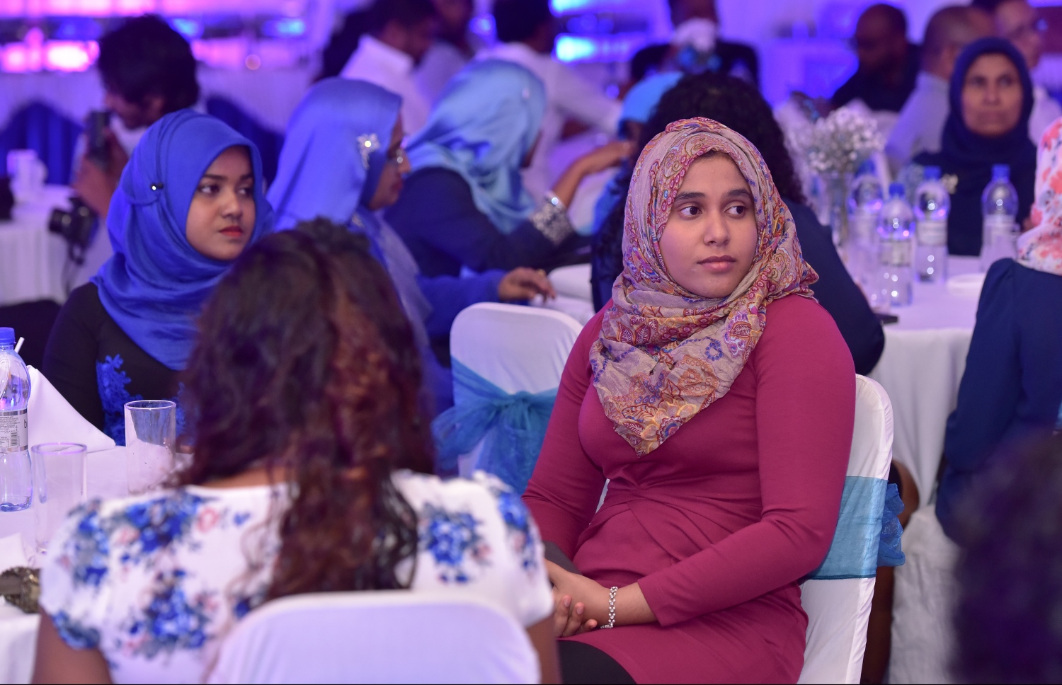 މާލެ: ޑިސެމްބަރު 7، 2016- ބައިނަލްއަގްވާމީ އަދި މަދަނީ ވައިގެ ދަތުރުފަތުރުގެ ދުވަސް ފާހަގަ ކުރުމަށް ދަރުބާރުގޭގައި ބޭއްވި ހަފުލާގައި ބައިވެރިވި ބައެއް މީހުން.--- ފޮޓޯ: ނިޝާން އަލީ/ މިހާރު