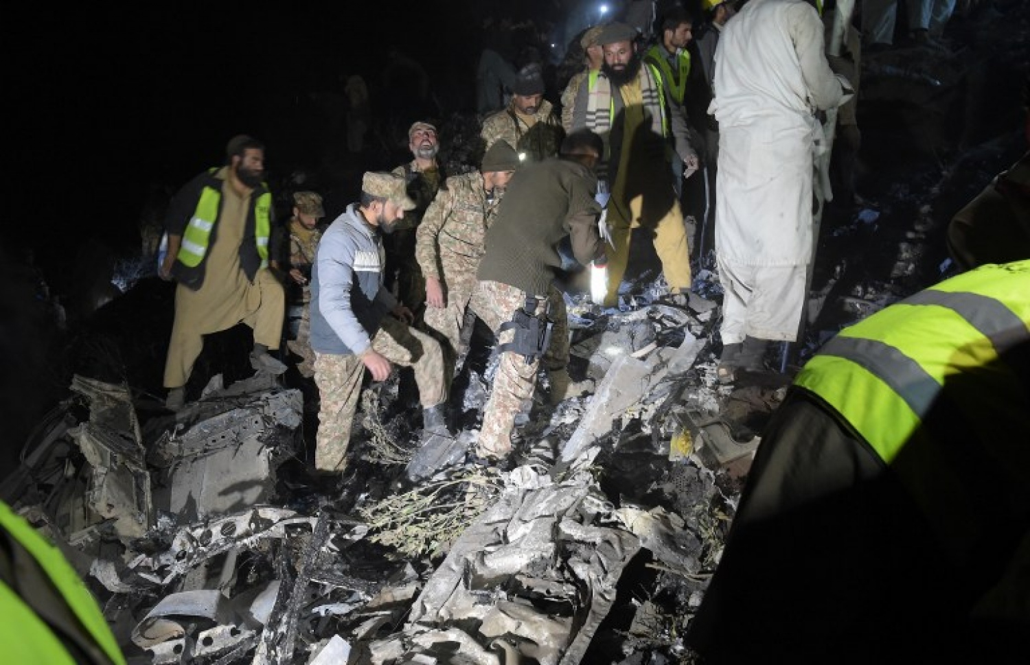 ވެއްޓުނު ޕީއައިއޭގެ ބޯޓުން މީހުންގެ ހަށިތައް ހޯދުމުގެ މަސައްކަތް ކުރަނީ. --ފޮޓޯ:އޭއެފްޕީ