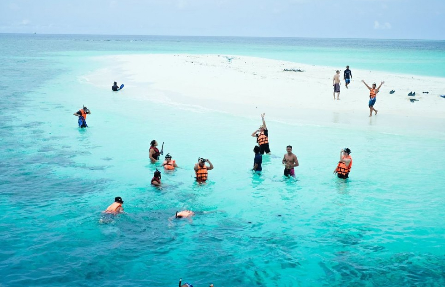 އިވޯލްވްގެ މުވައްޒަފުން ރާއްޖޭގެ ރިސޯޓެއްގައި މަޖާކުރަނީ: މި ދަތުރުގެ އަގަކީ 392،000 ޕައުންޑް (7.6 މިލިއަން ރުފިޔާ) -- ފޮޓޯ: އިވޯލްވް