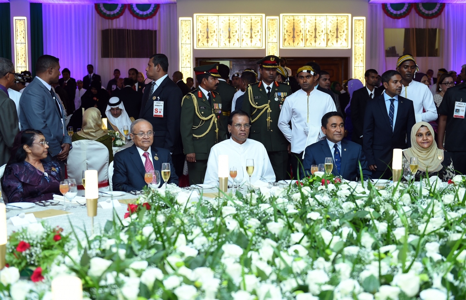 ރާއްޖޭގެ މިނިވަންކަމަށް 50 އަހަރު ފުރުމުގެ މުނާސަބަތުގައި ބޭއްވި ރަސްމީ ޖާފަތުގައި ލަންކާގެ ރައީސް ސިރިސޭނާ (ކ-3) ރައީސް ޔާމީންގެ ދެކަނބަލުންނާއި ކުރީގެ ރައީސް މައުމޫންގެ ދެކަނބަލުންނާއެކު.---ފޮޓޯ: ރައީސް އޮފީސް