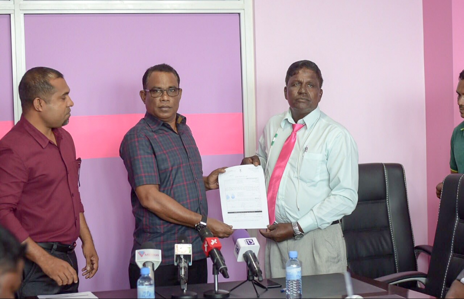 ޕީޕީއެމާ މިއަދު އަލަށް ގުޅުނު މީހަކު، މެމްބަޝިޕް ފޯމް ޕާޓީގެ ނައިބު ލީޑަރު އަބްދުއްރަހީމްއާ ހަވާލުކޮށްދެއްވަނީ.--- ފޮޓޯ: ނިޝާން އަލީ/ މިހާރު