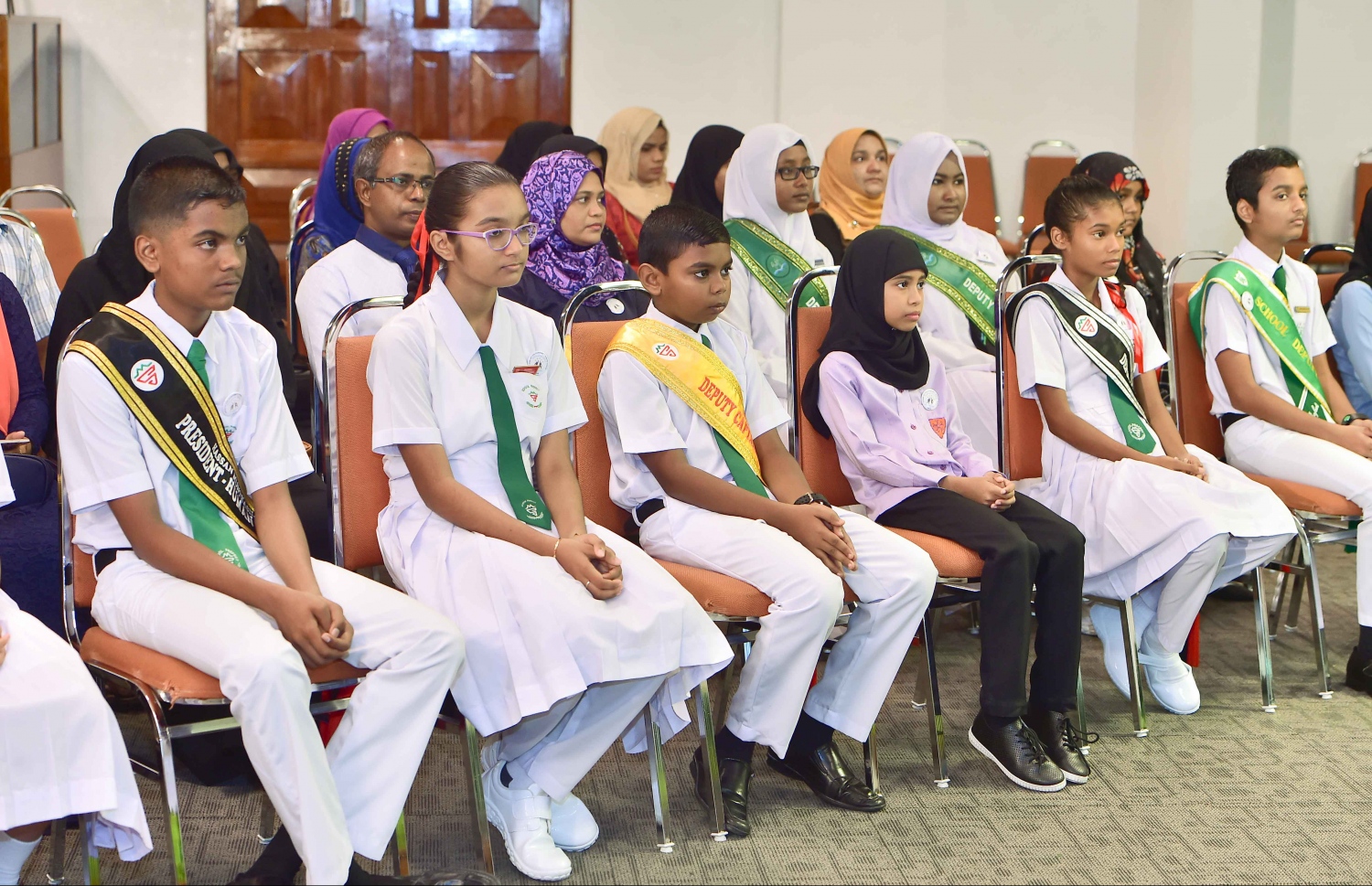 އިންސާނީ ހައްގުތަކުގެ ދުވަސް ފާހަގަކުރުމަށް މިއަދު ބޭއްވި ޖަލްސާގައި ސްކޫލުތަކުގެ ބައެއް ދަރިވަރުން.---ފޮޓޯ: މުހައްމަދު ޝަރުހާން/މިހާރު