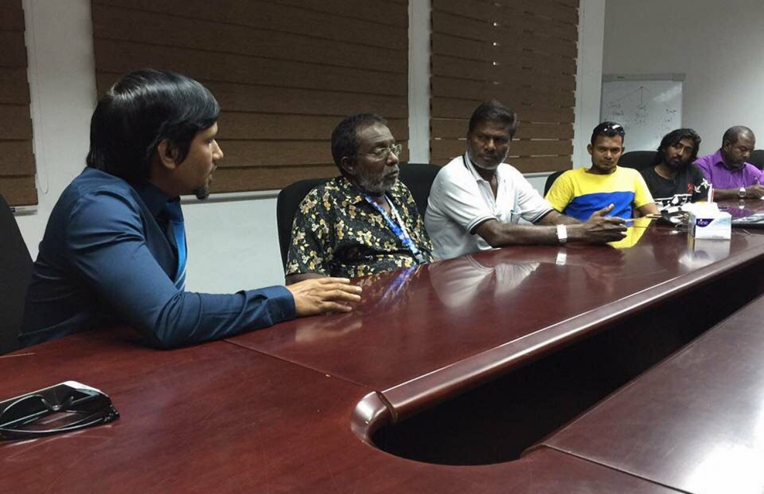 މާރުކޭޓު ގޮޅިތަކުގައި ވިޔަފާރި ކުރާ ބައެއް ފަރާތްތަކާ އެކު އިކޮނޮމިކް މިނިސްޓްރީން ރޭ ބޭއްވި މަޝްވަރާ ބައްދަލުވުން: މި ބައްދަލުވުމުގައި މާރުކޭޓުގައި ކޭޝިއަރުންގެ ގޮތުގައި ބިދޭސީން ތިބޭ މައްސަލަ ބަލައި. އެކަަން ހައްލުކުރާނެ ގޮތަކާ މެދު މަޝްވަރާކޮށްފައިވޭ. -- ފޮޓޯ: އިކޮނޮމިކް މިނިސްޓްރީ