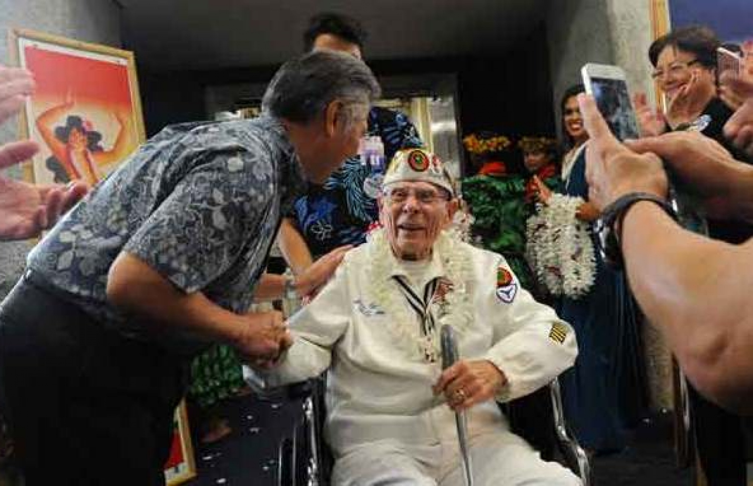 ޕާލް ހާބަރަށް ދިން ހަމަލާ އިން ސަލާމަތްވި މީހަކަށް ހަވާއީގެ ގަވަރުނަރު ސަލާމް ކުރަނީ. --ފޮޓޯ:އޭއެފްޕީ