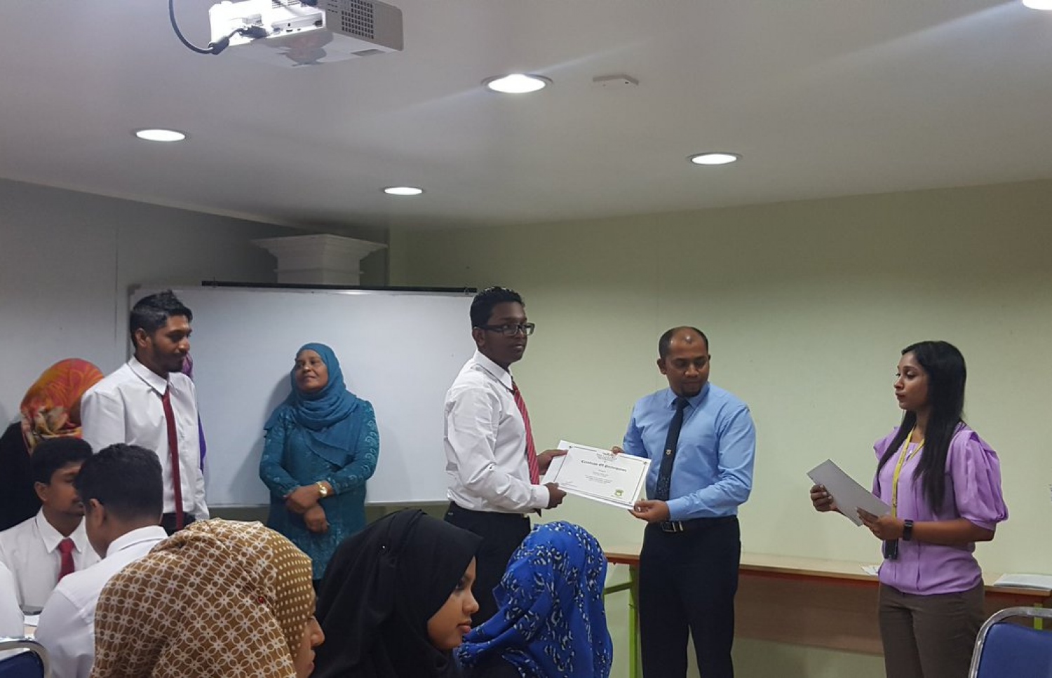 އެވިޑް ކޮލެޖުގެ ޓްރެއިނިން ޕްރޮގްރާމް ފުރިހަމަކުރި މީހަކަށް، އެ ކޮލެޖުގެ ޗެއާމަން މުޝްތާގު (ކ-2) ސެޓްފިކެޓް ހަވާލުކޮށްދެއްވަނީ.-- މިހާރު ފޮޓޯ