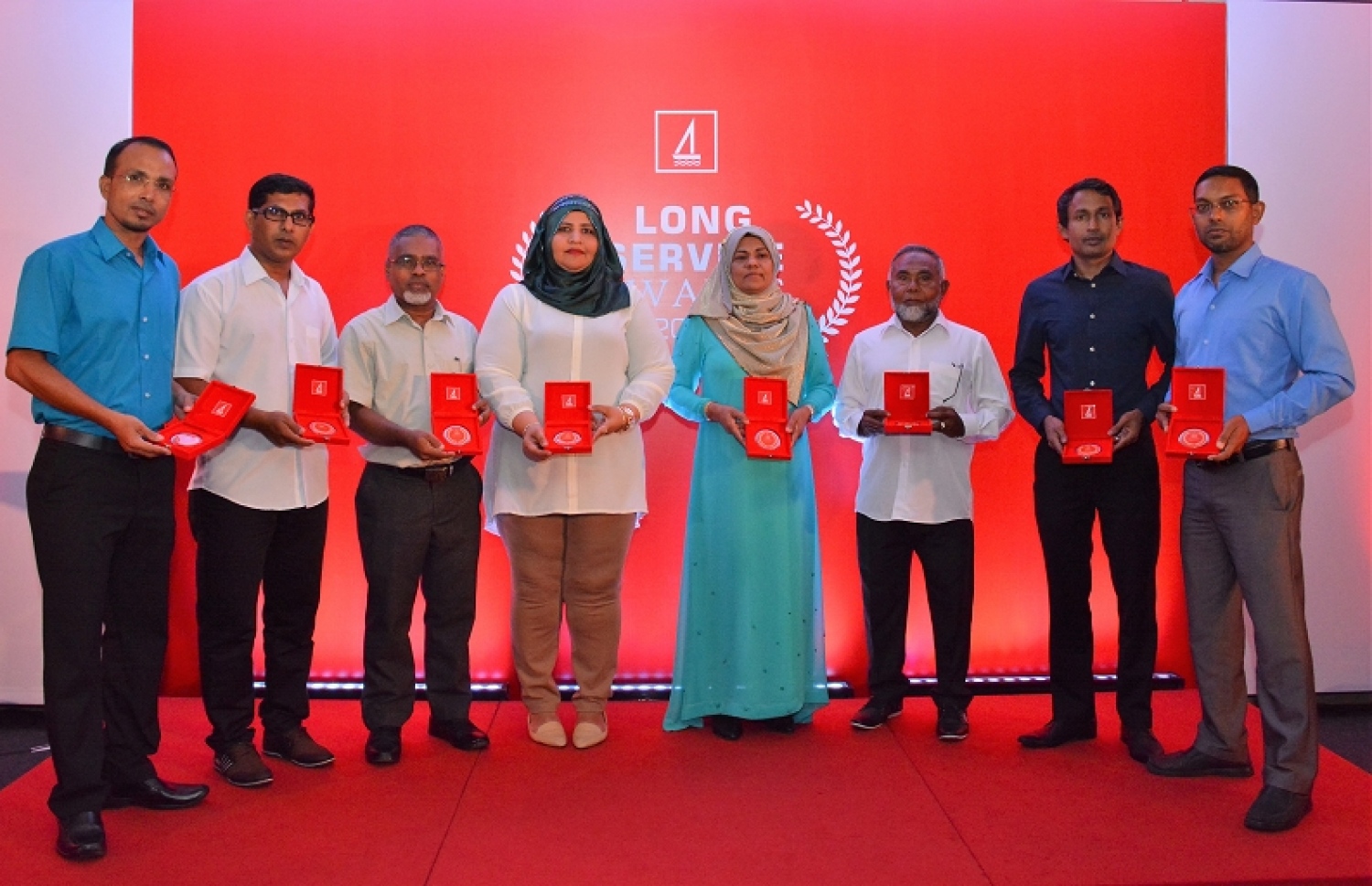 ބީއެމްއެލް އަށް ގިނަ ދުވަހު ހިދުމަތް ކުރި ފަރާތްތަކަށް ދޭ އެވޯޑް ލިބުނު ބައެއް މުވައްޒަފުން ރޭ ފޮޓޯއަކަށް ހުއްޓިގެން.-- ފޮޓޯ: ބީއެމްއެލް