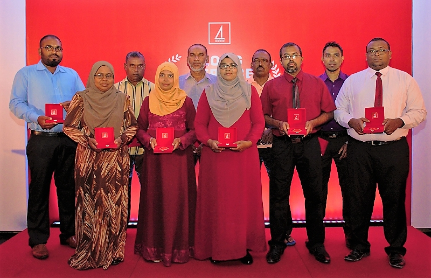 ބީއެމްއެލް އަށް ގިނަ ދުވަހު ހިދުމަތް ކުރި ފަރާތްތަކަށް ދޭ އެވޯޑް ލިބުނު ބައެއް މުވައްޒަފުން ރޭ ފޮޓޯއަކަށް ހުއްޓިގެން.-- ފޮޓޯ: ބީއެމްއެލް