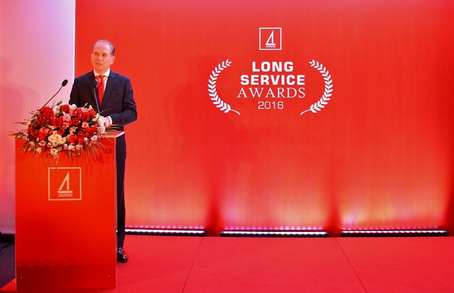 ބީއެމްއެލް އަށް ގިނަ ދުވަހު ހިދުމަތް ކުރި ފަރާތްތަކަށް އެވޯޑް ދިނުމަށް ރޭ ބޭއްވި ހަފްލާގައި އެންޑްރޫ ވާހަކަ ދައްކަވަނީ.-- ފޮޓޯ: ބީއެމްއެލް